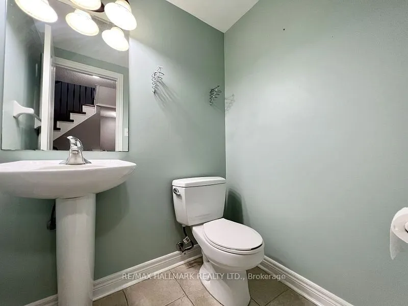 863 Oaktree Crescent