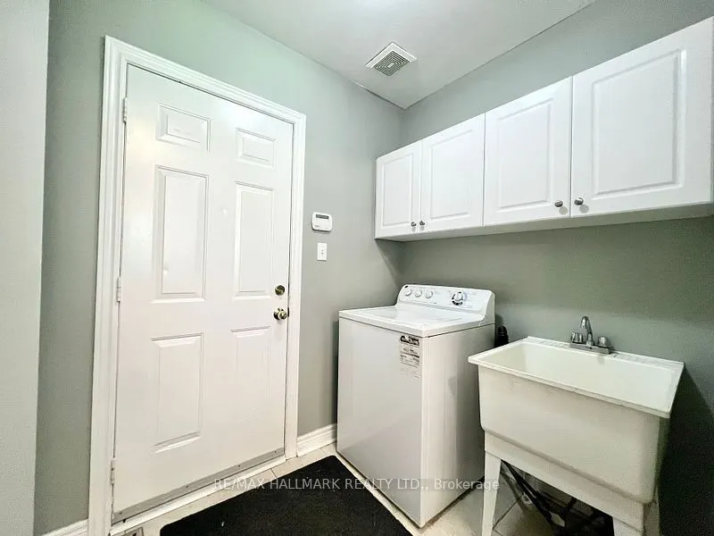 863 Oaktree Crescent