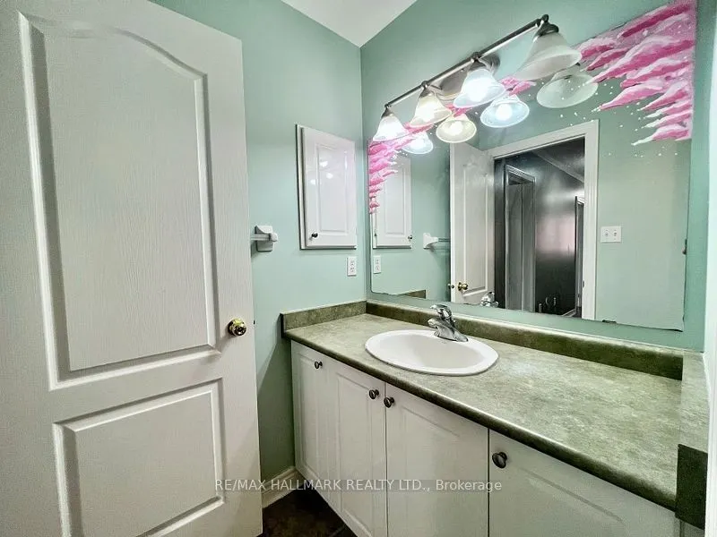 863 Oaktree Crescent