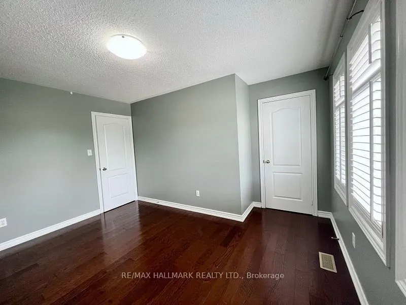 863 Oaktree Crescent