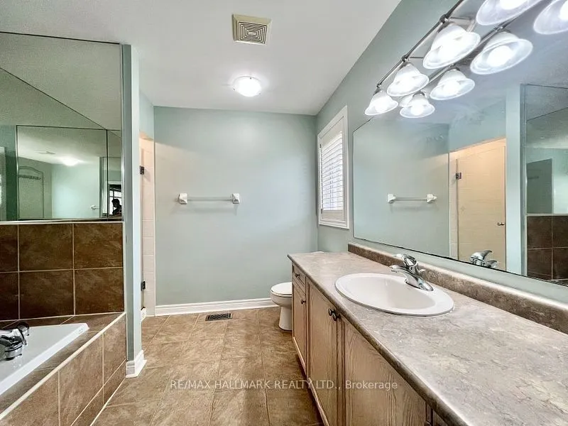 863 Oaktree Crescent