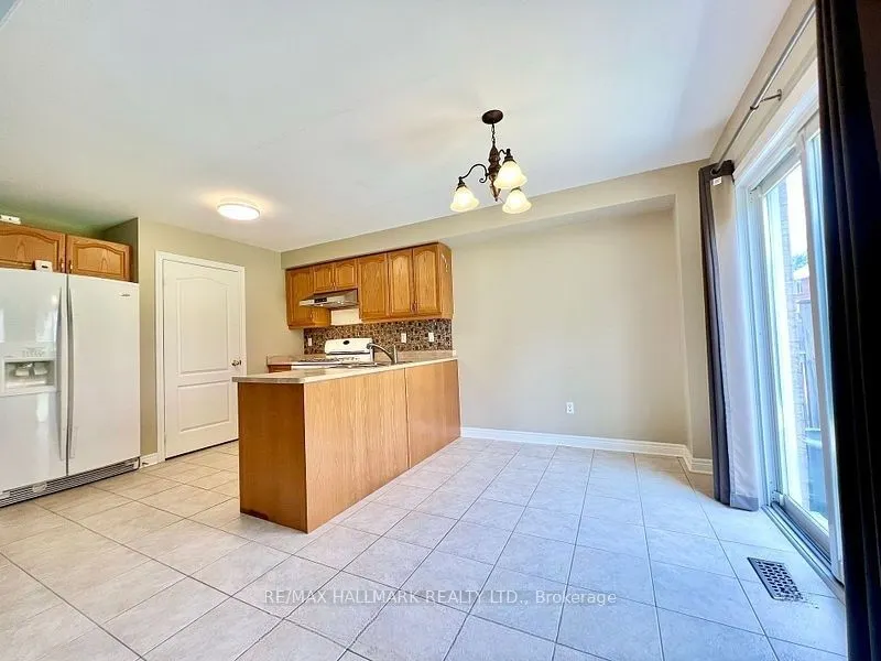 863 Oaktree Crescent