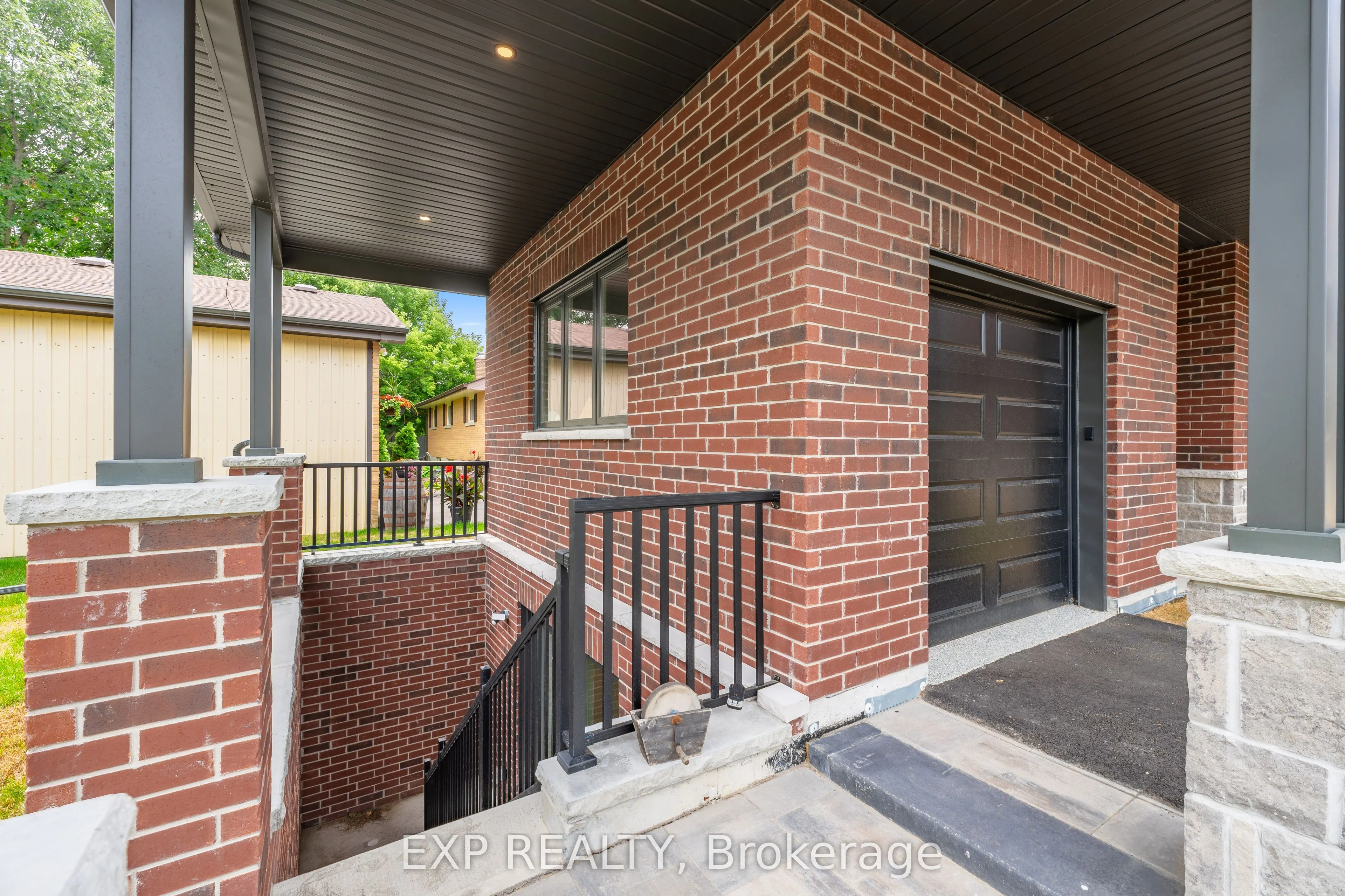 271 Main Street N