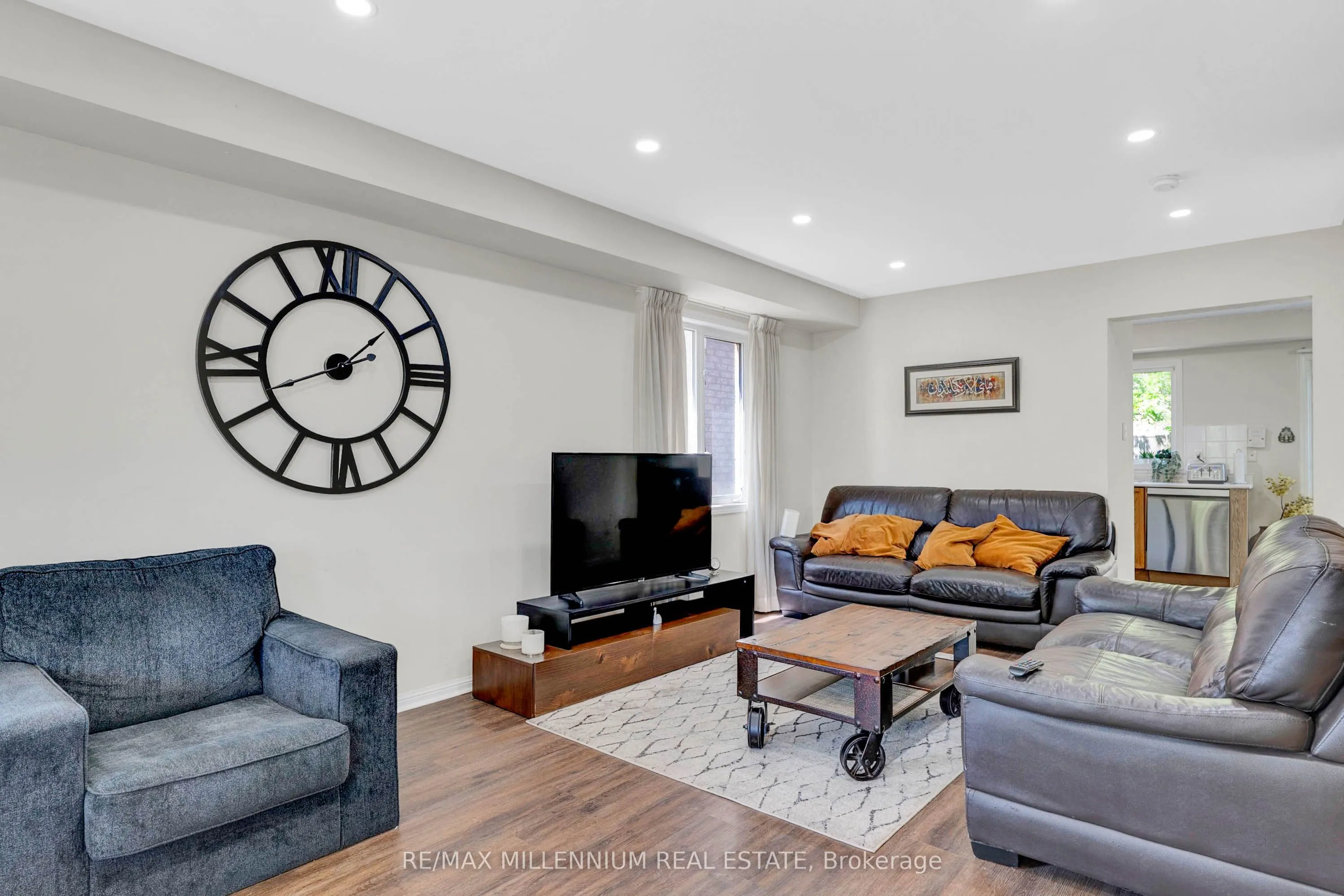 10 Mainland Crescent E