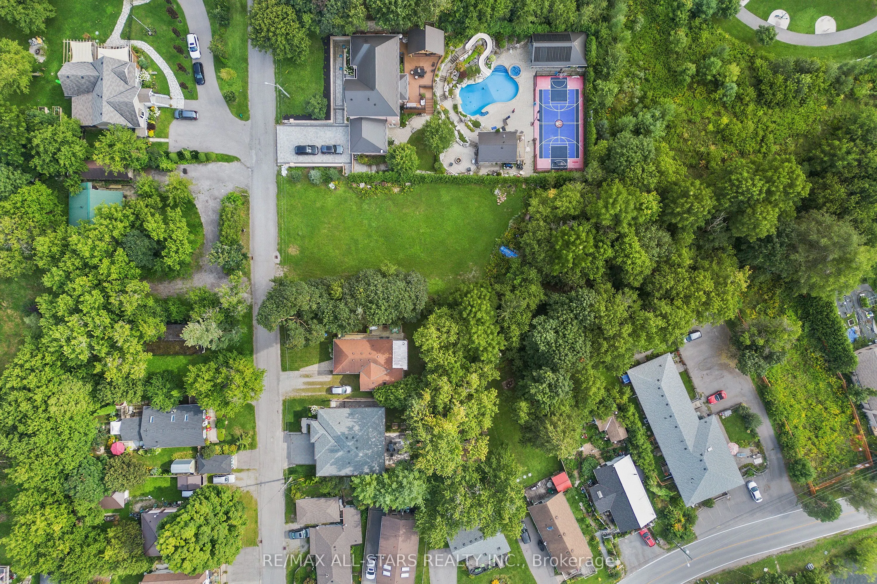 12 Churchill Drive S