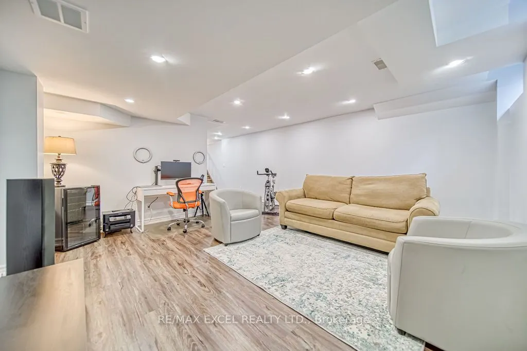 43 DURBLEE Avenue