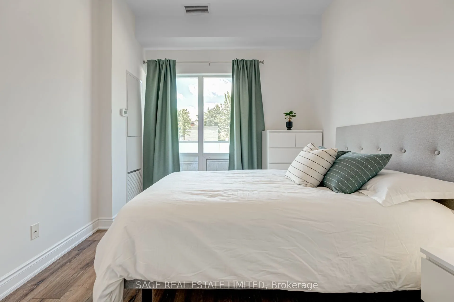 9090 Yonge Street, #102B