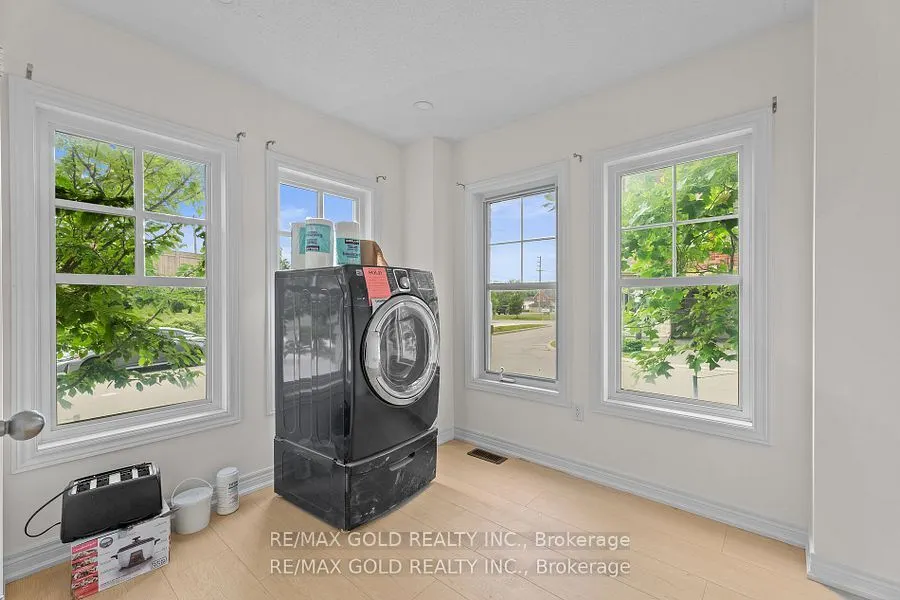 10 Porter Avenue W, #25