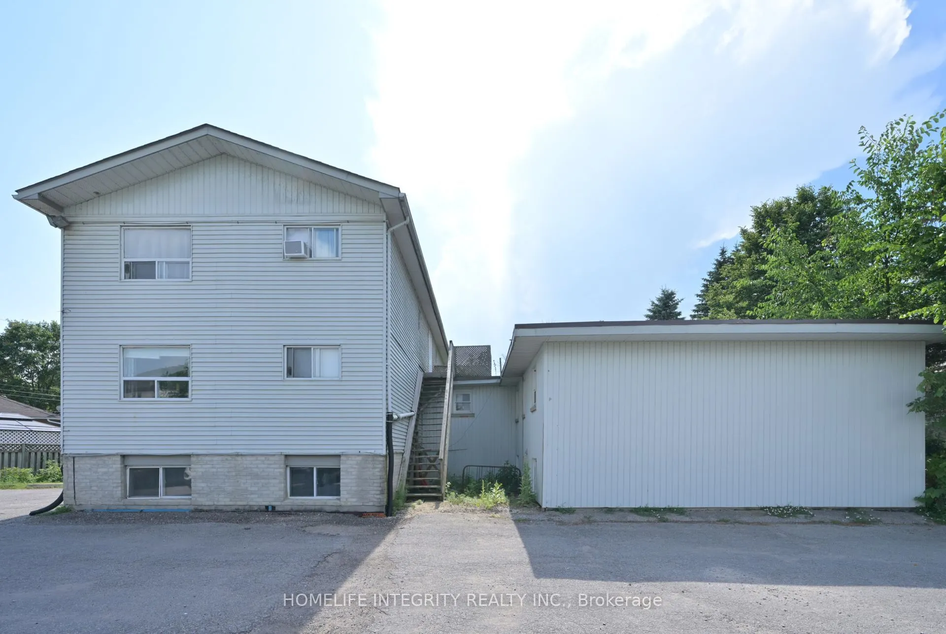 254 Centre Street E