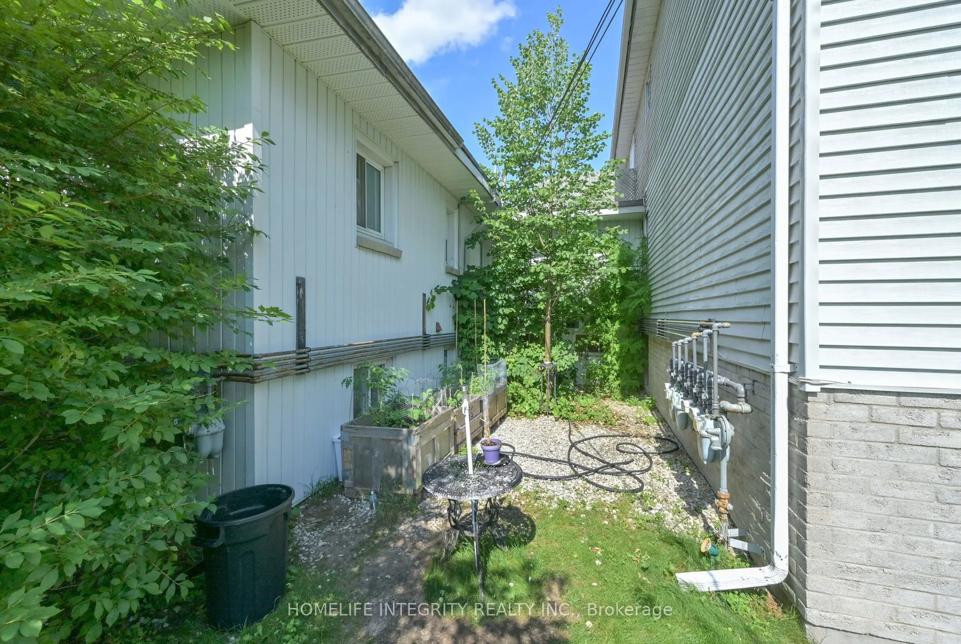 254 Centre Street E