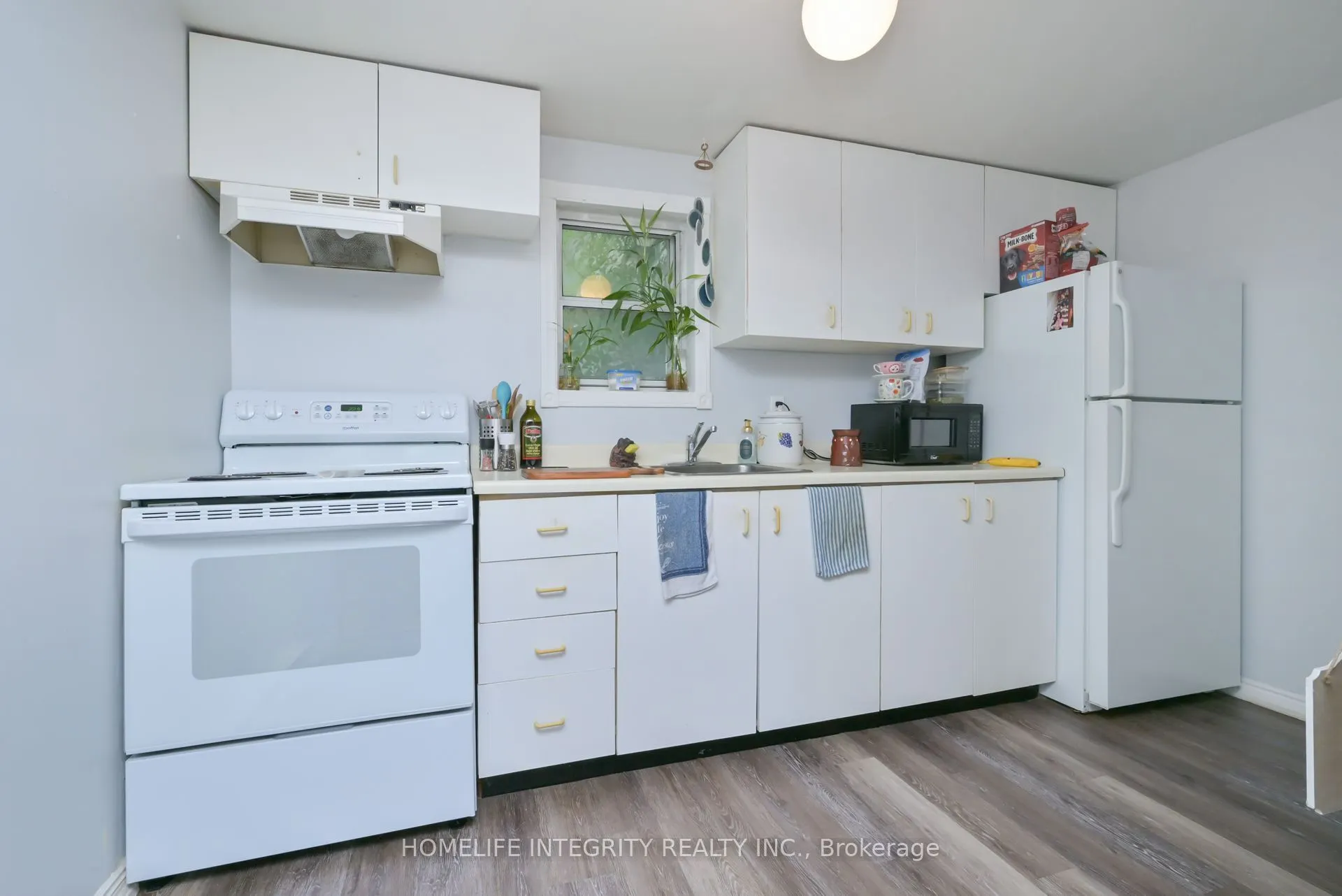 254 Centre Street E
