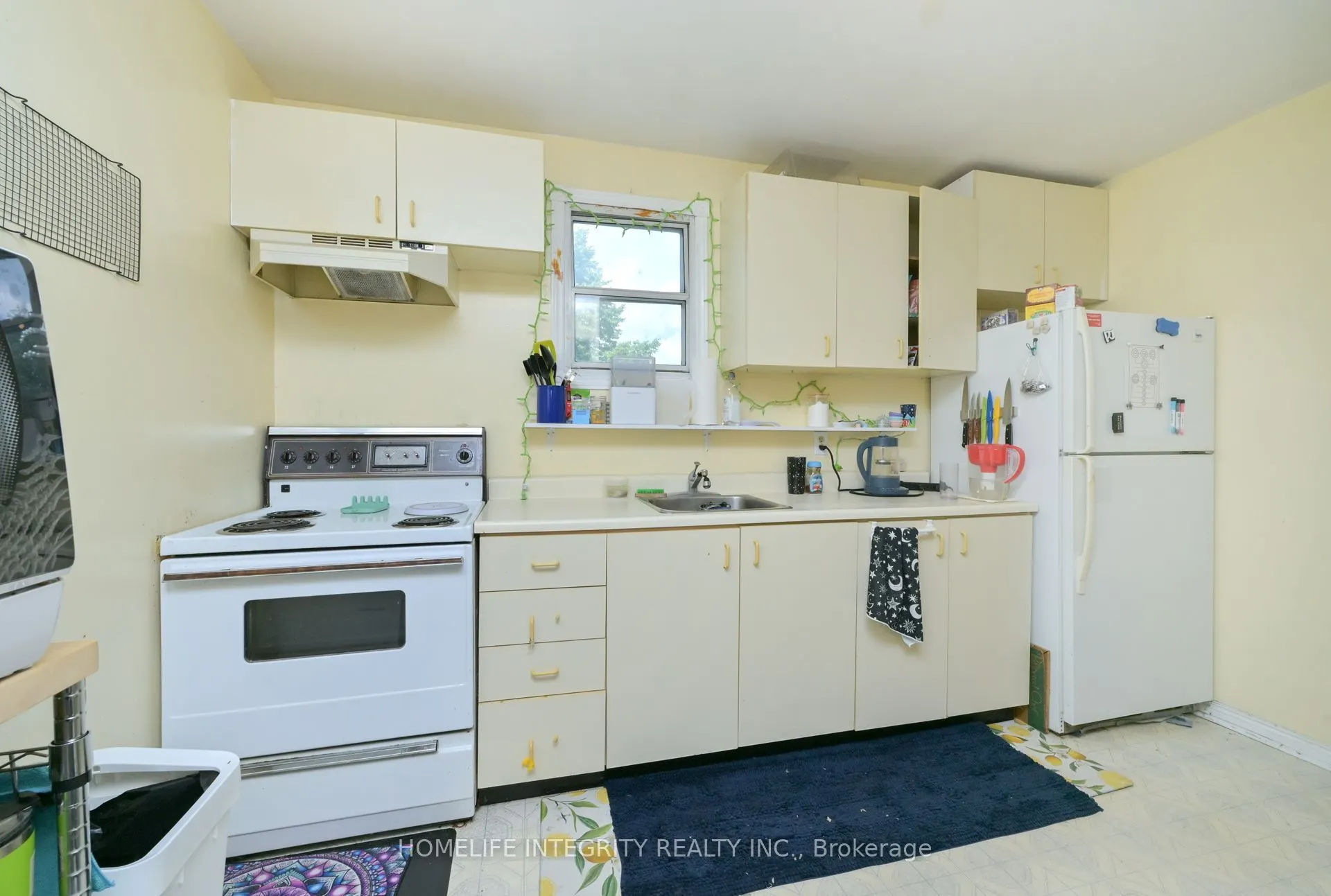 254 Centre Street E