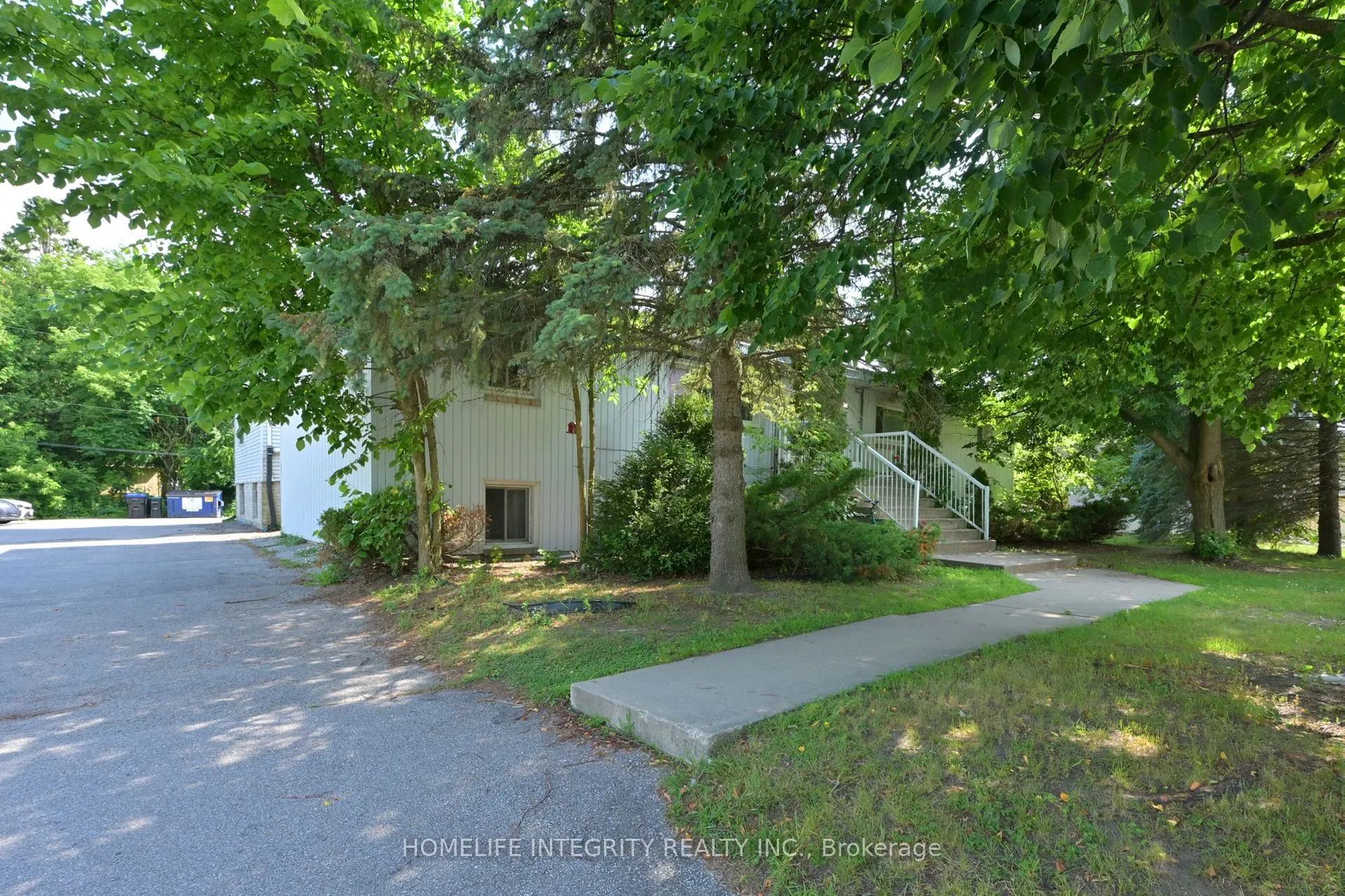 254 Centre Street E