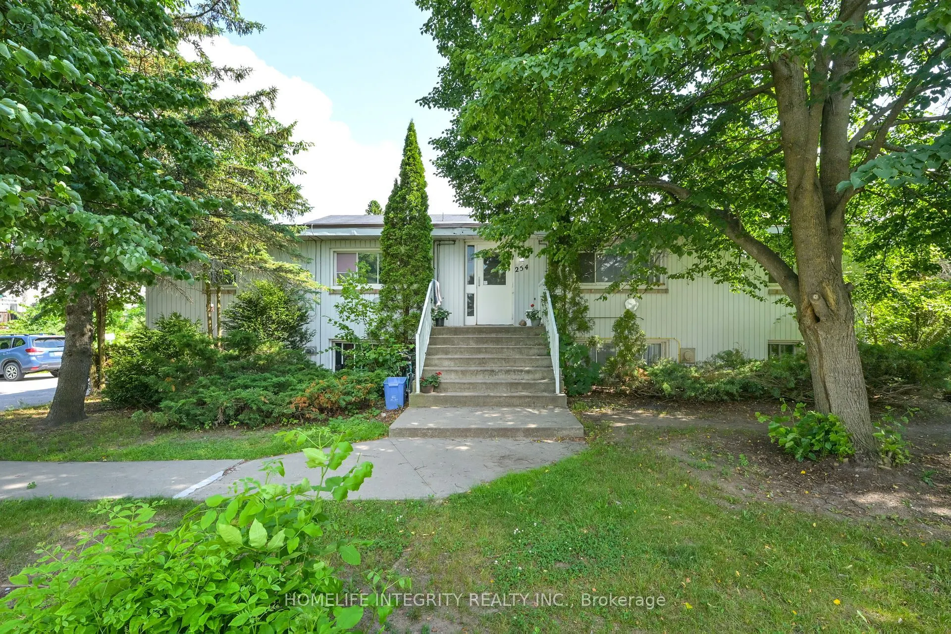 254 Centre Street E