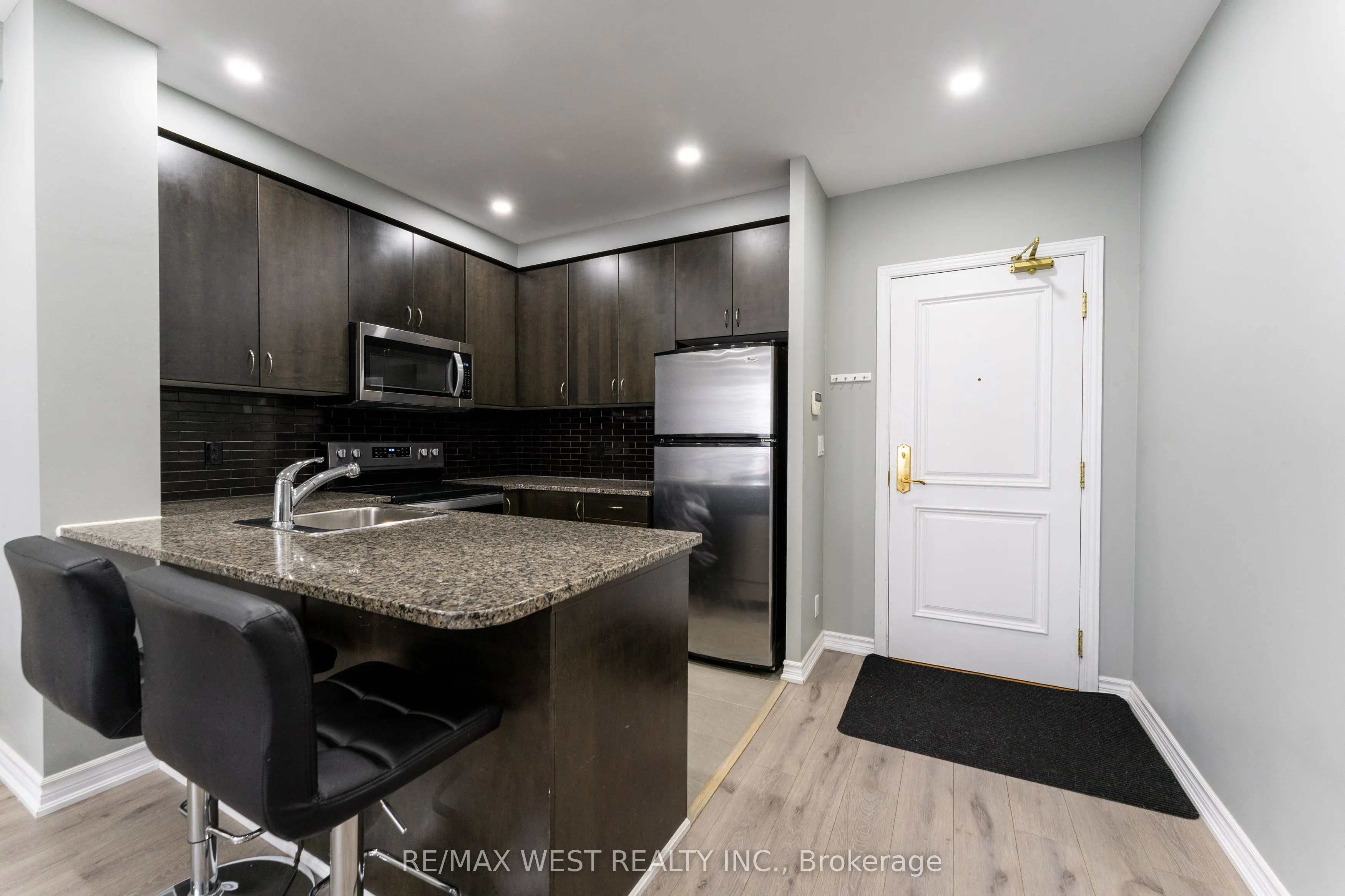 9225 Jane Street, #916