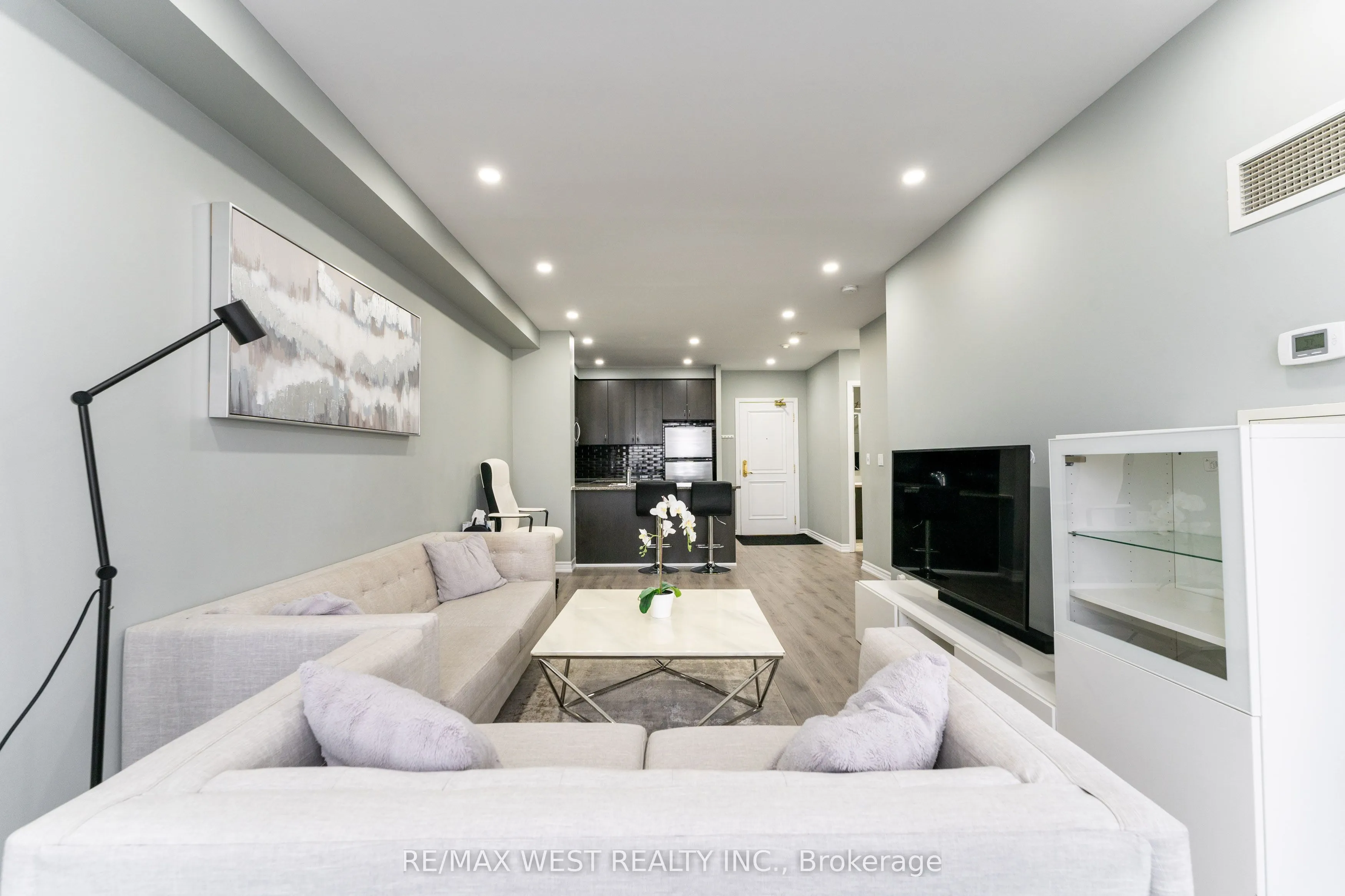 9225 Jane Street, #916