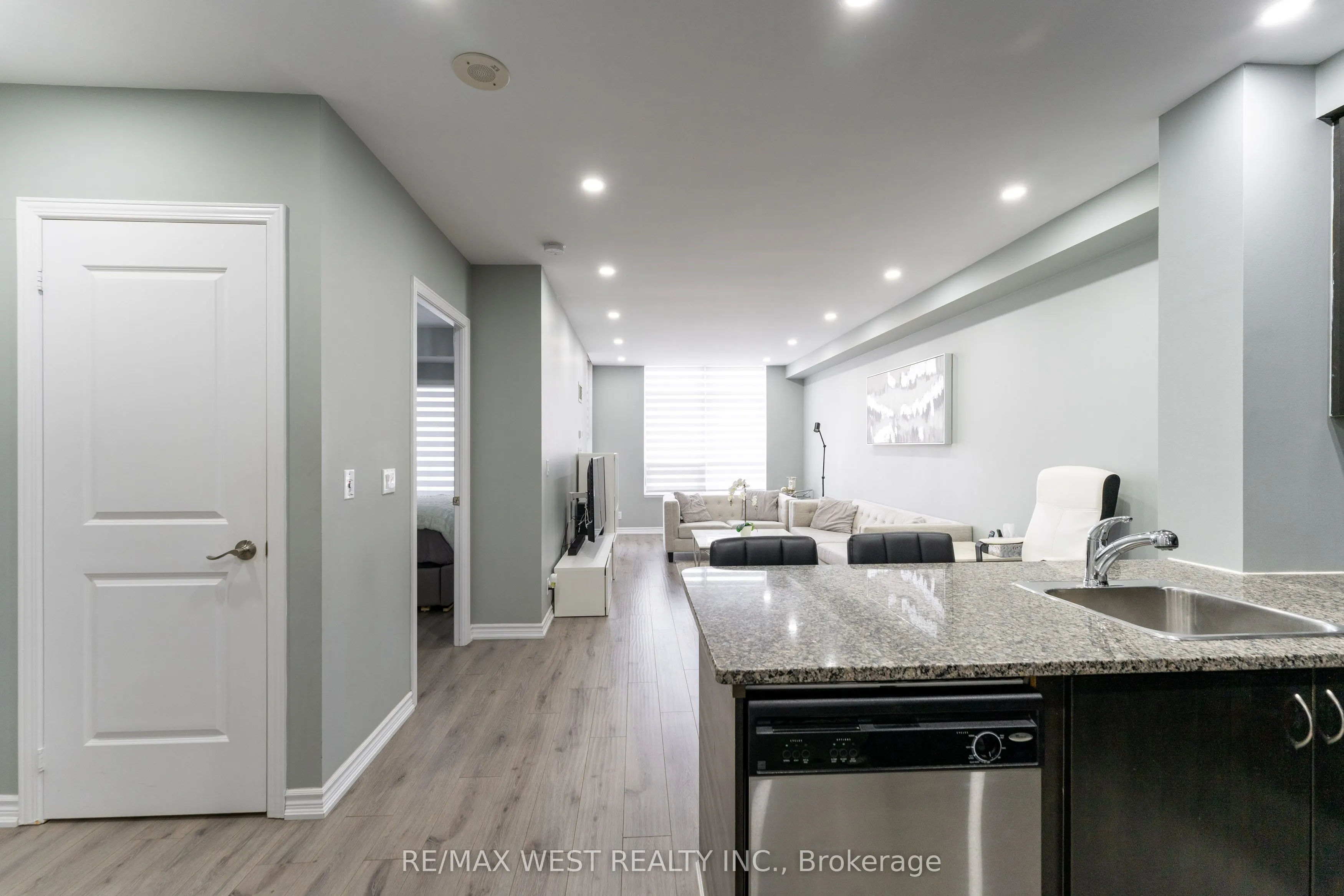 9225 Jane Street, #916