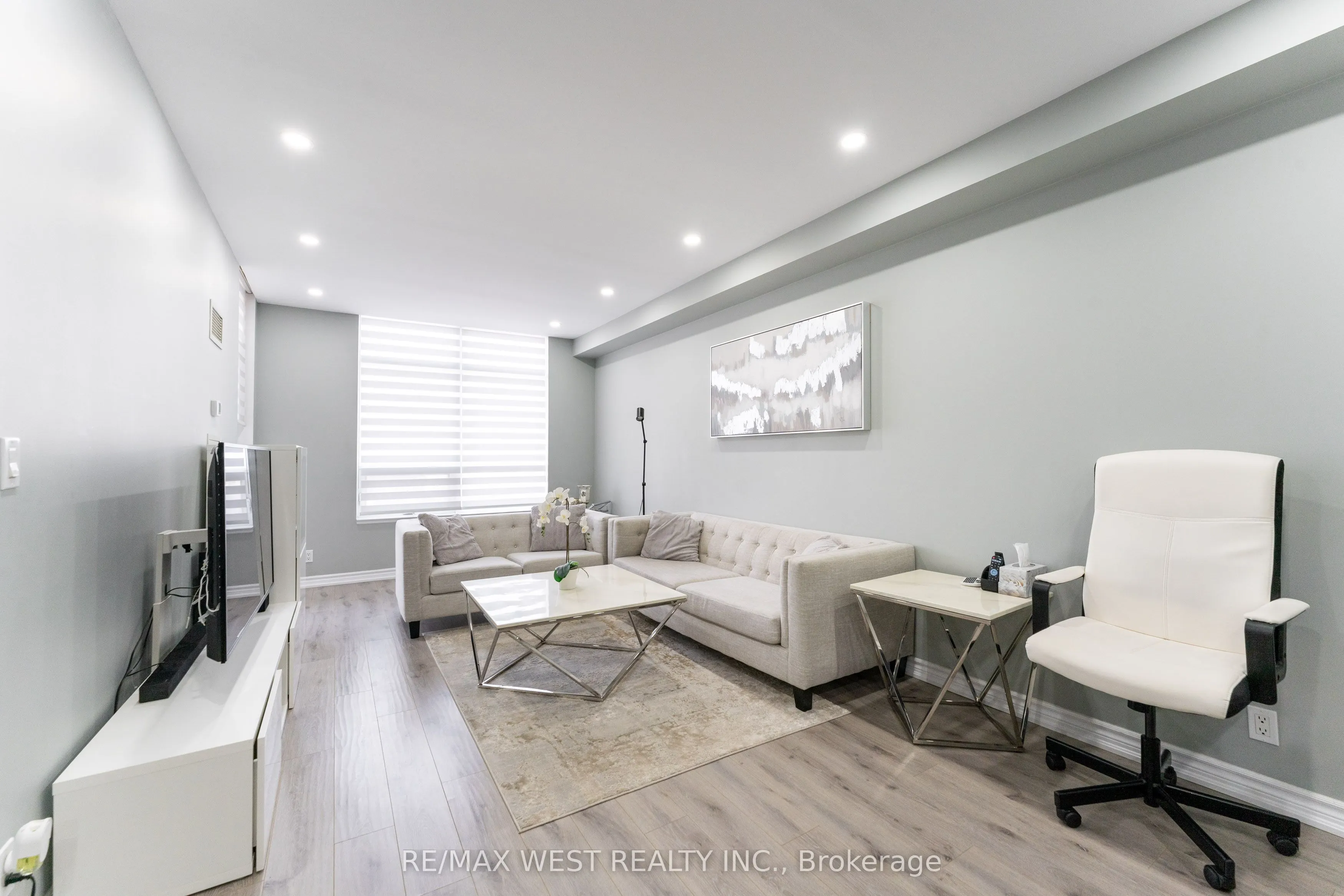 9225 Jane Street, #916