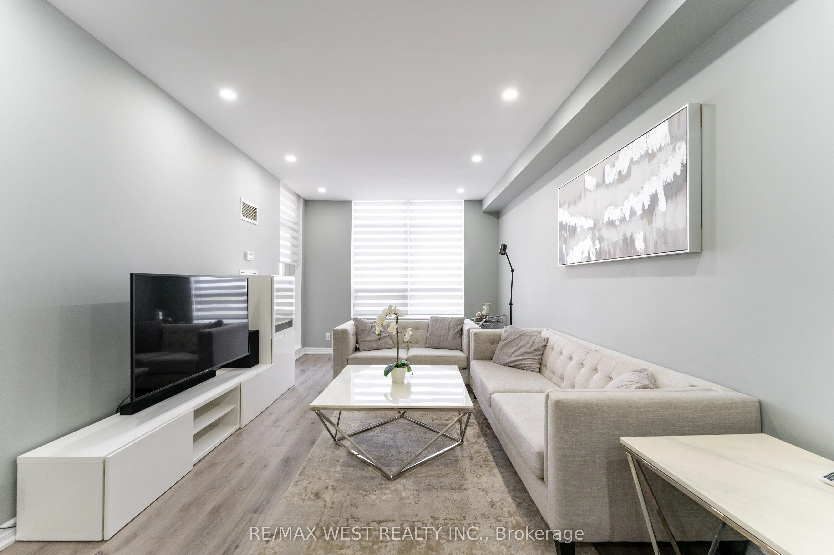 9225 Jane Street, #916