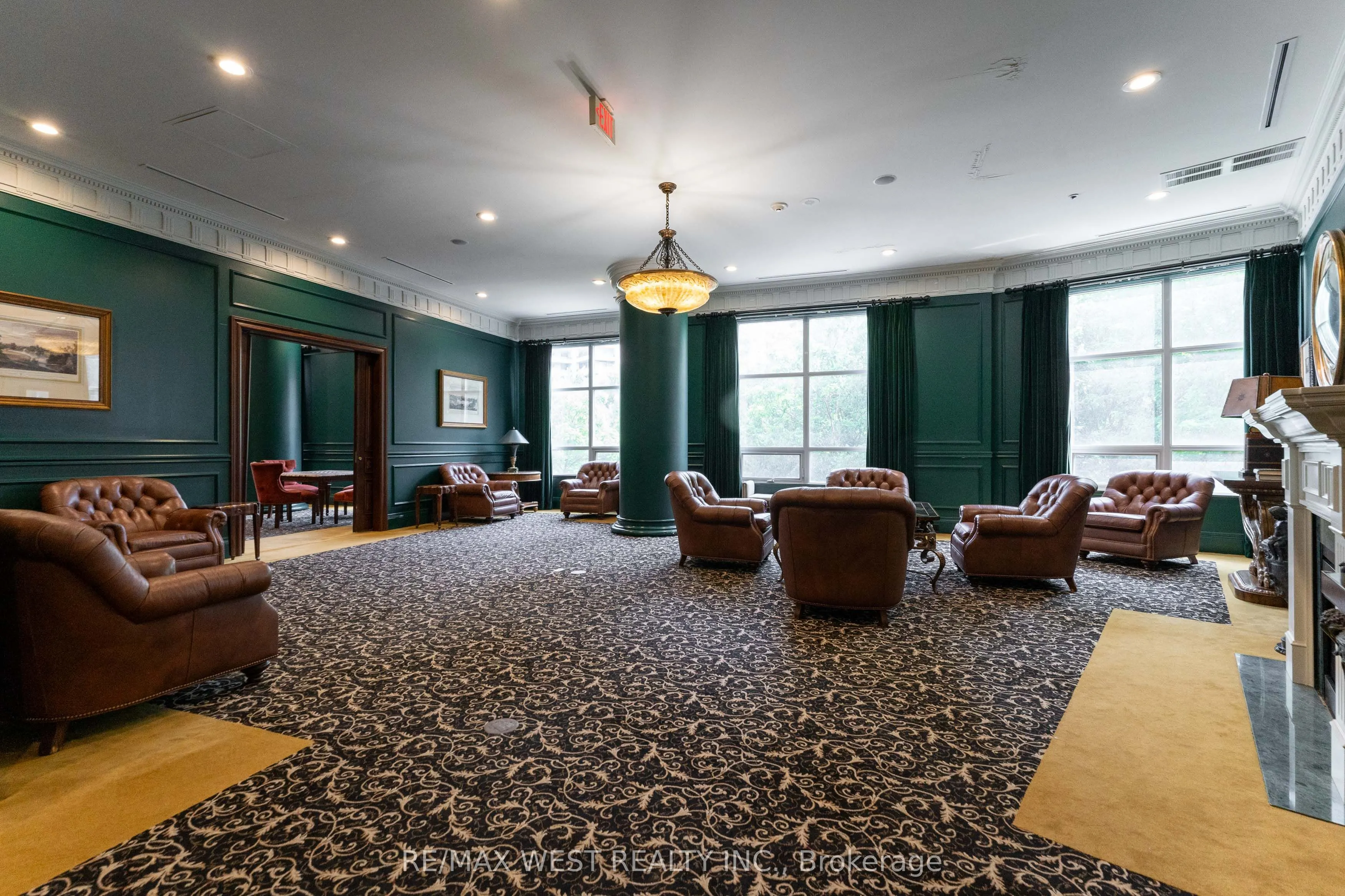9225 Jane Street, #916
