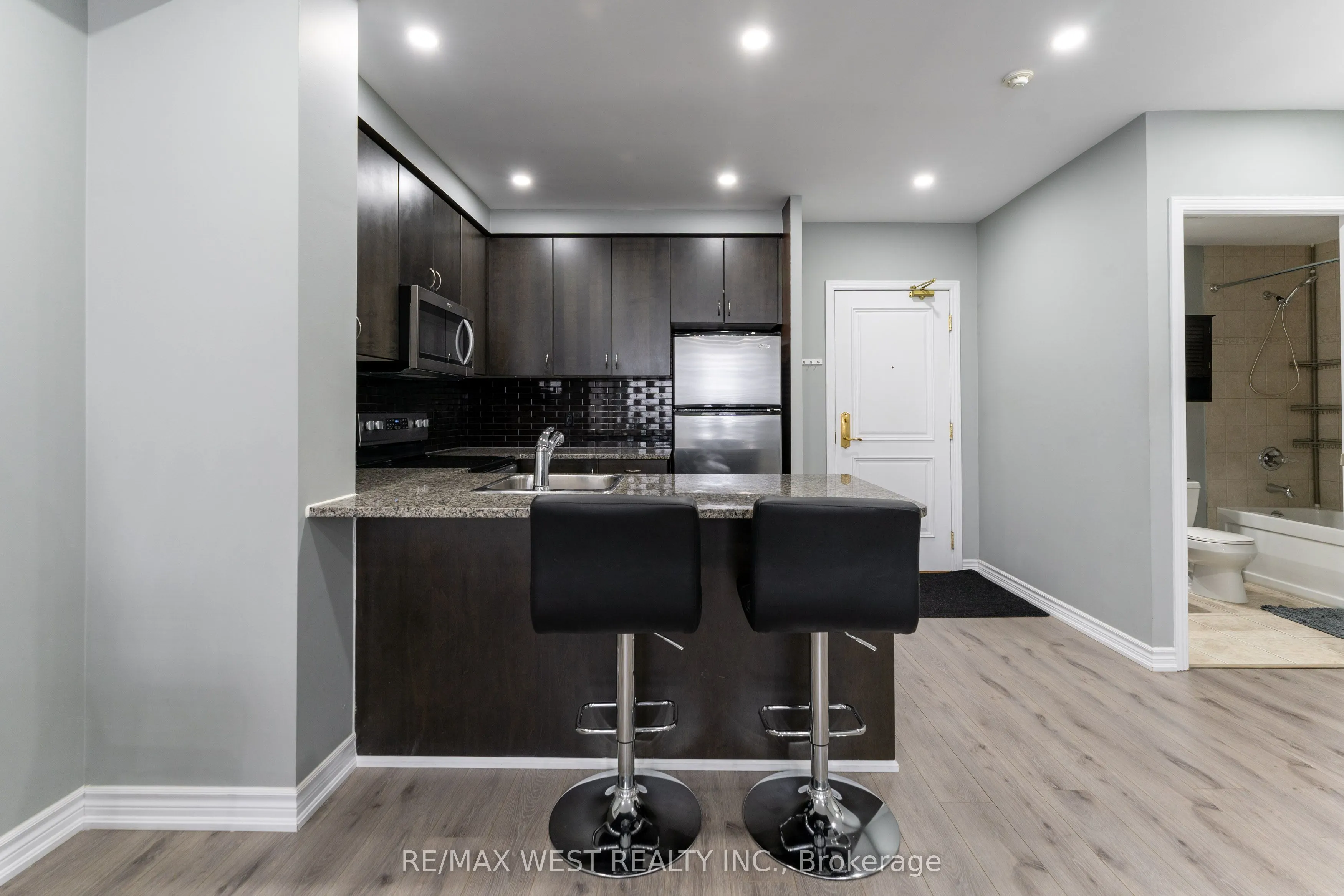 9225 Jane Street, #916