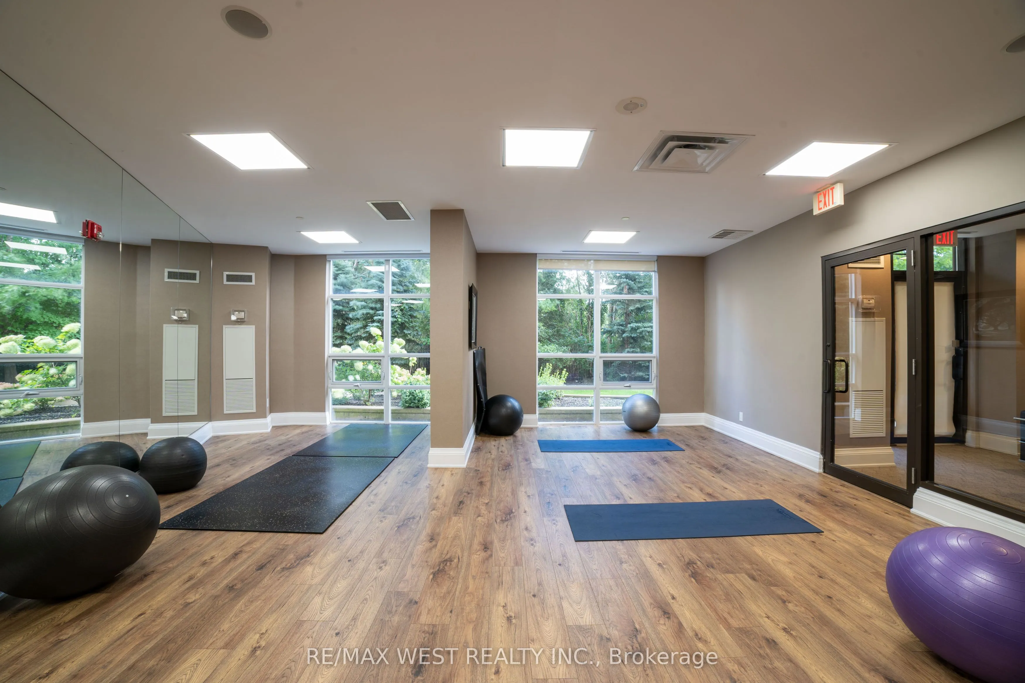 9225 Jane Street, #916