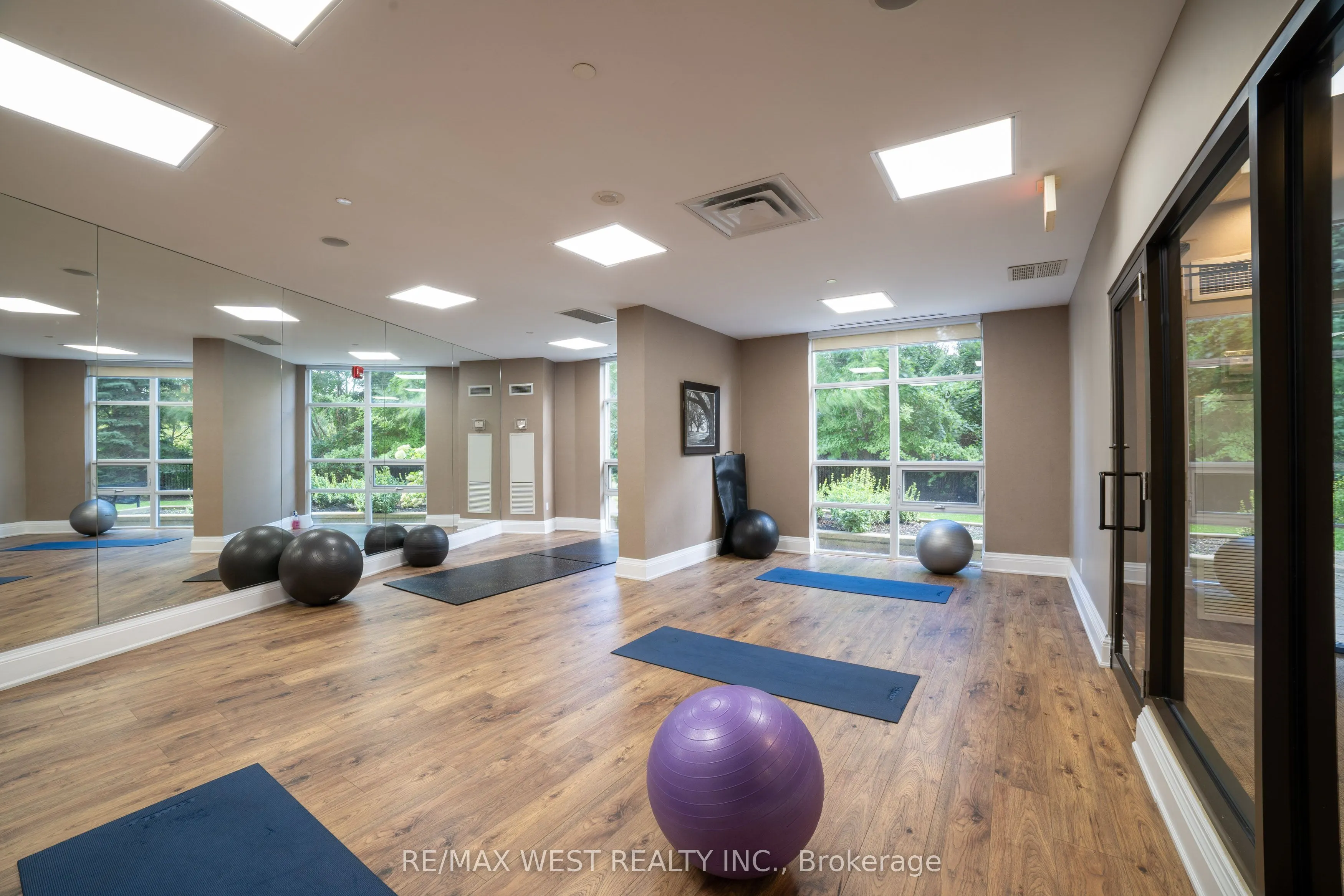 9225 Jane Street, #916