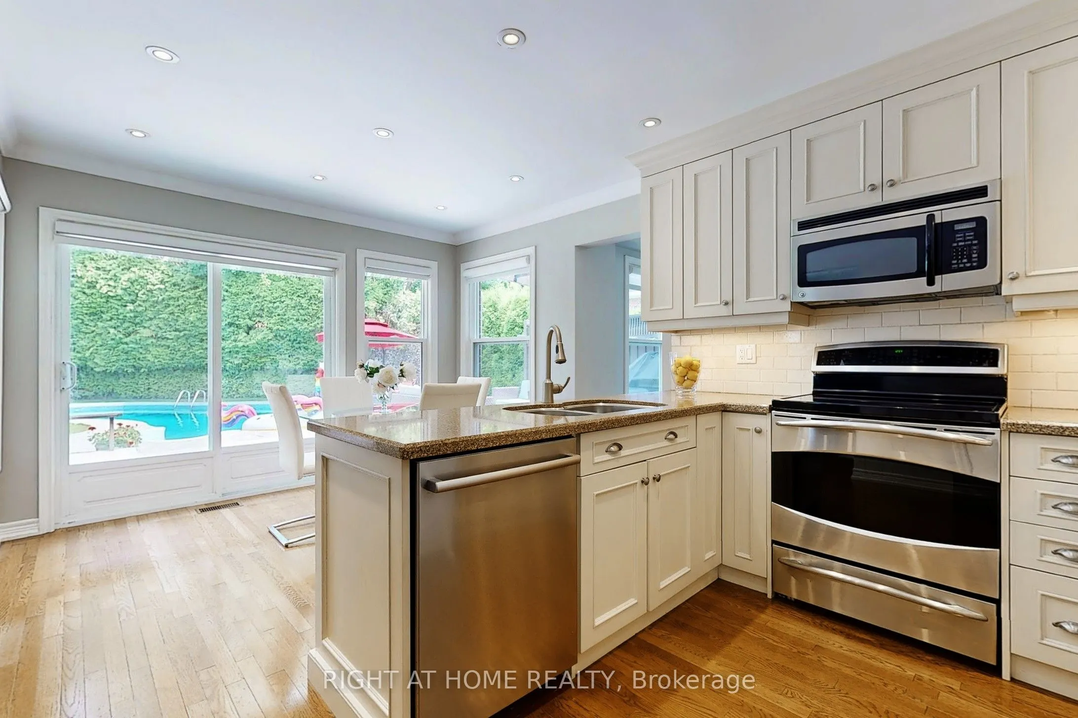 363 CROSSLAND Gate