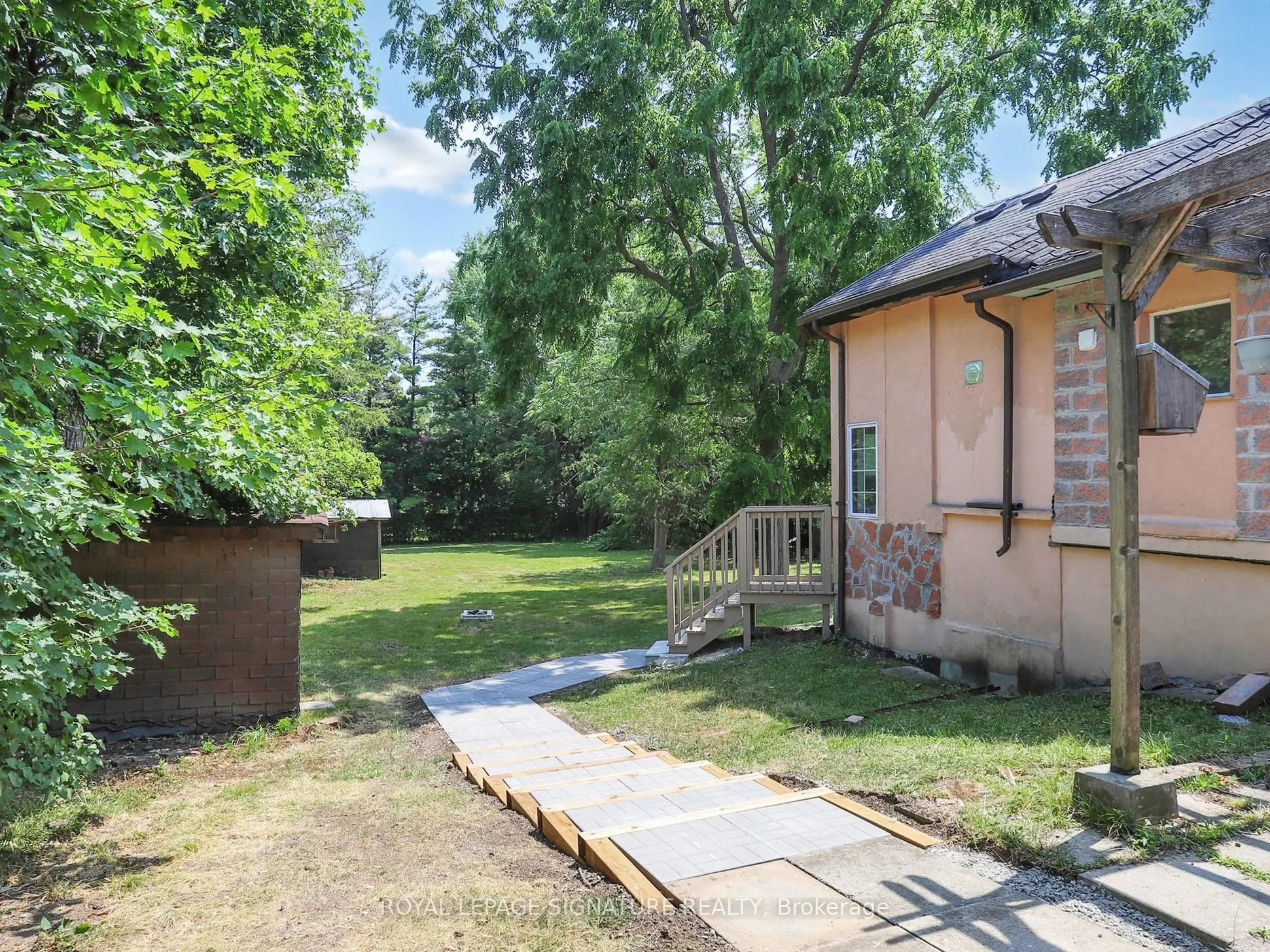 21 Yongeview Avenue, #1