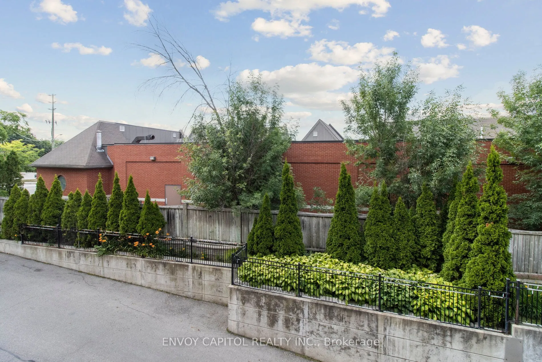 9901 KEELE Street, #203