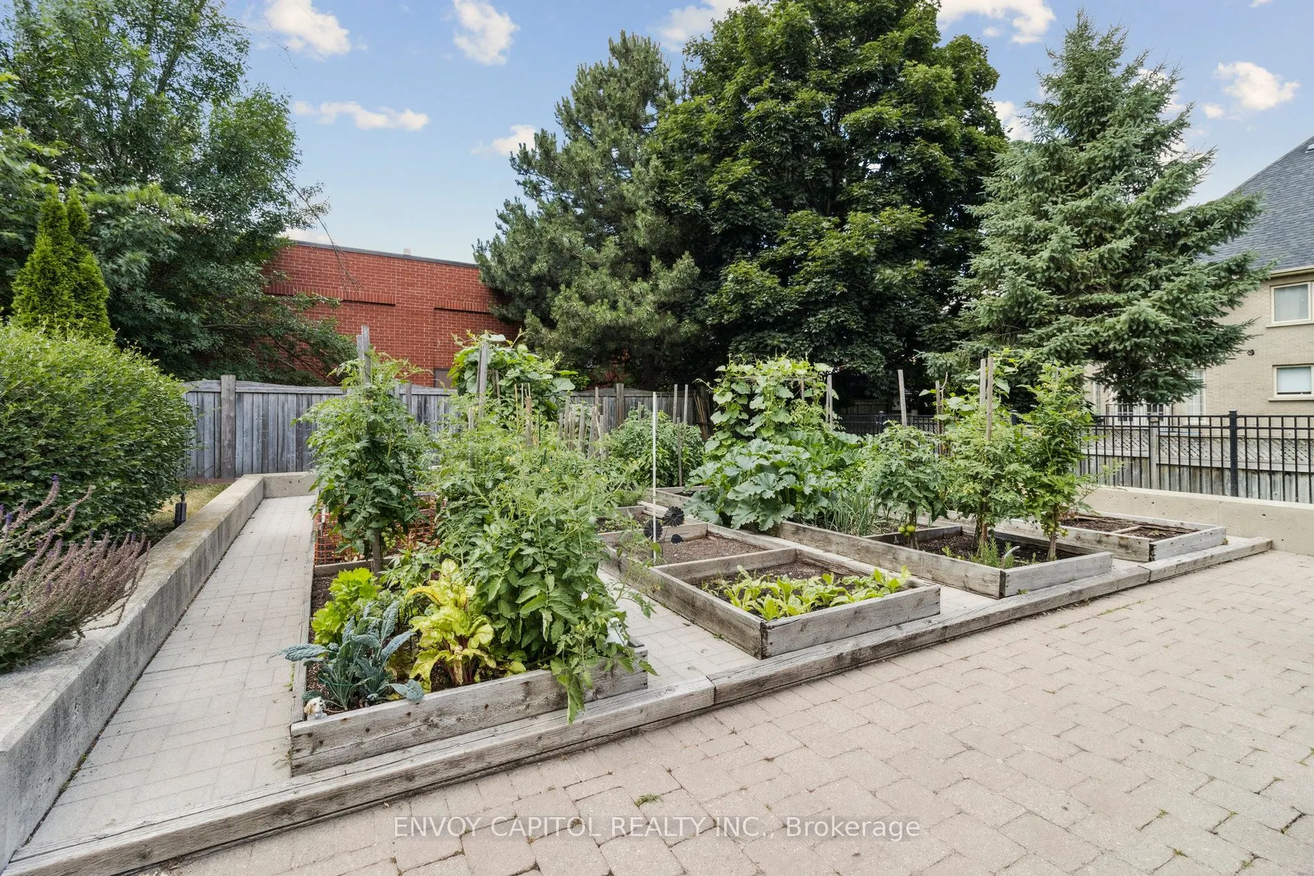 9901 KEELE Street, #203