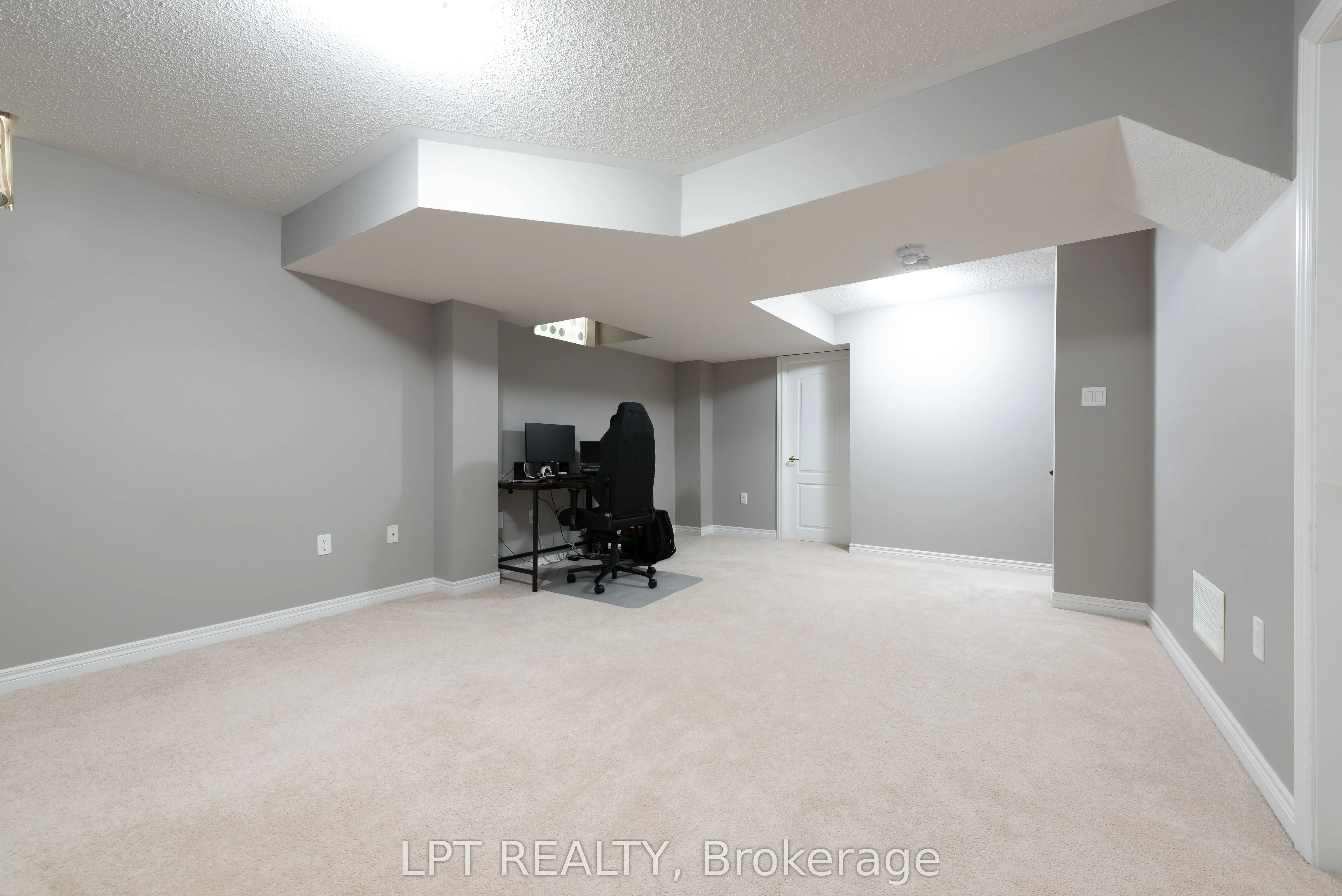 10 Mandley Street