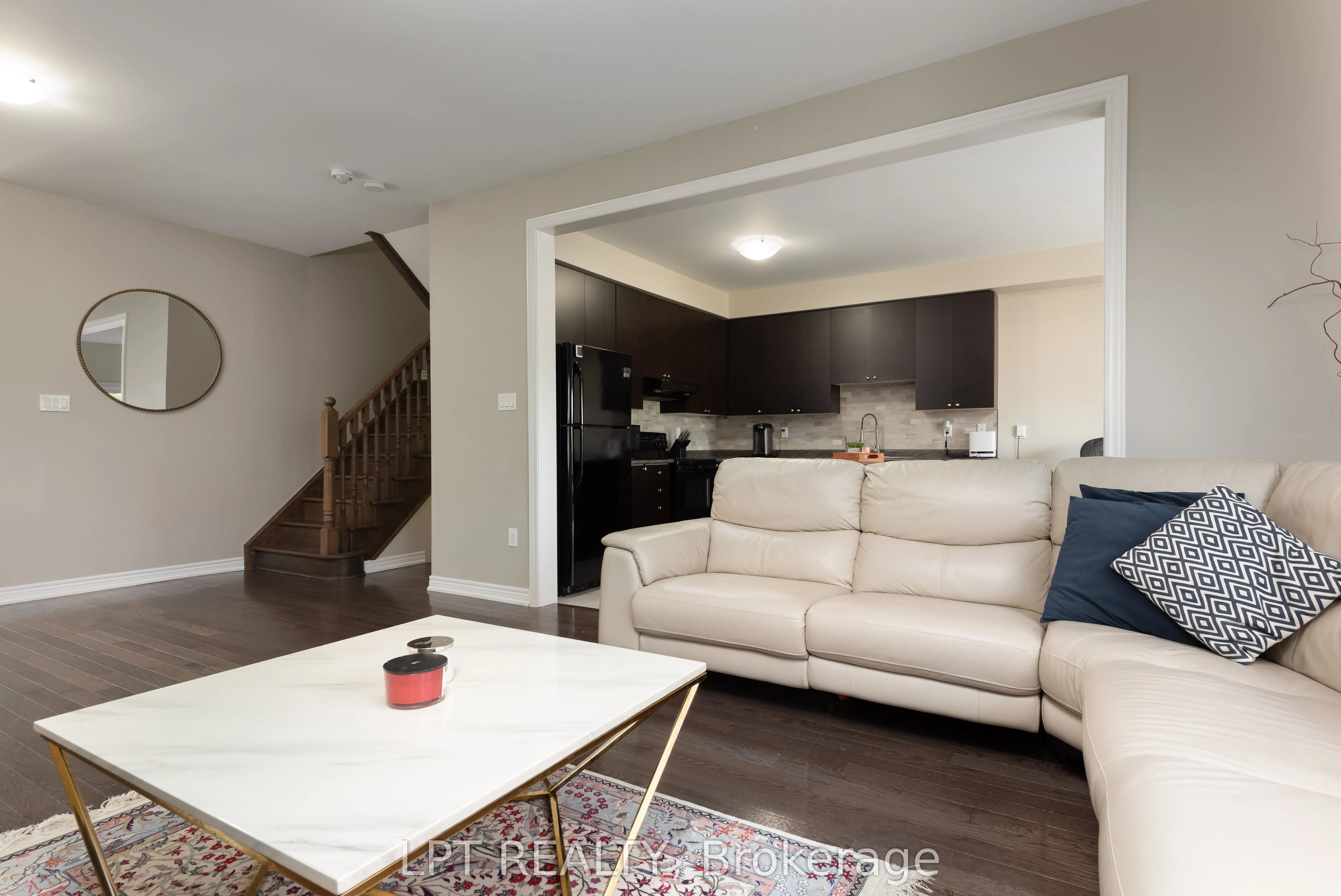10 Mandley Street