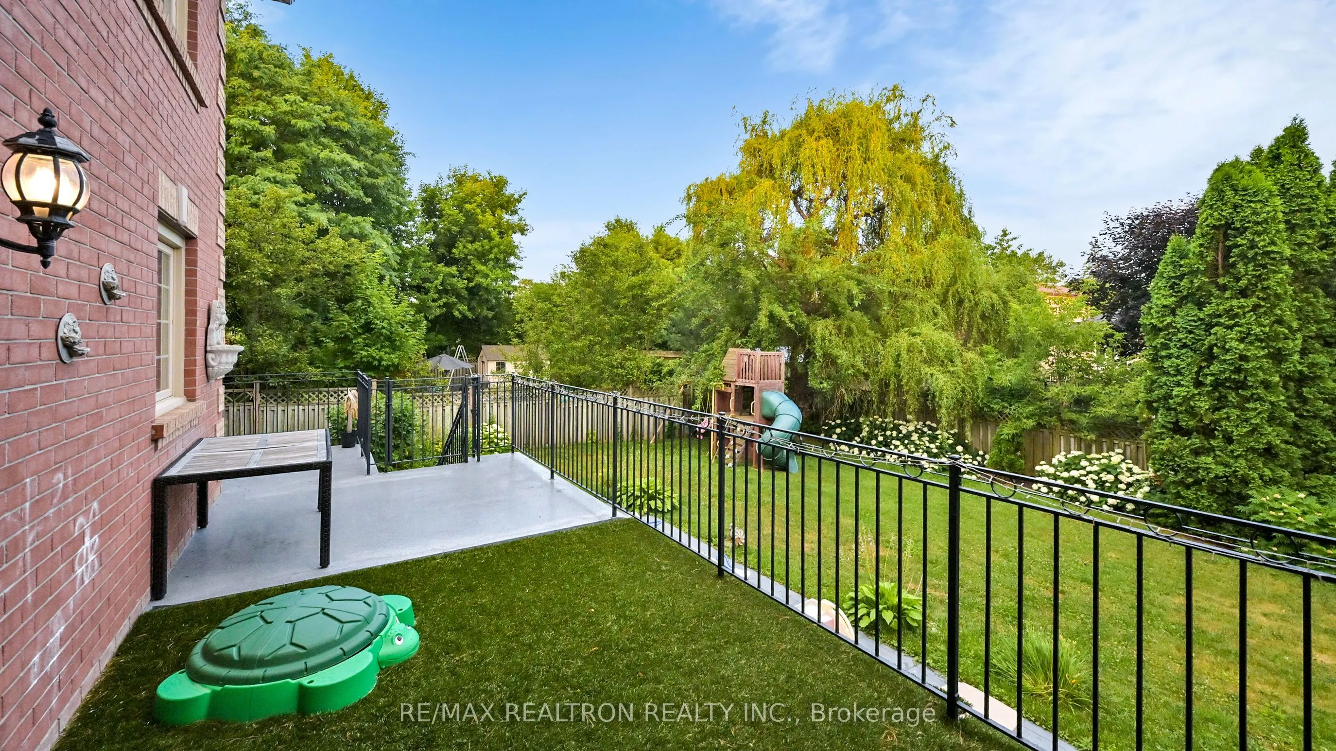 33 Oatlands Crescent