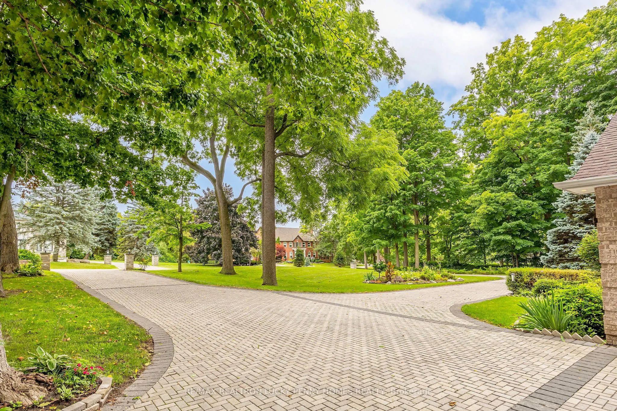 10 Walnut Glen Place