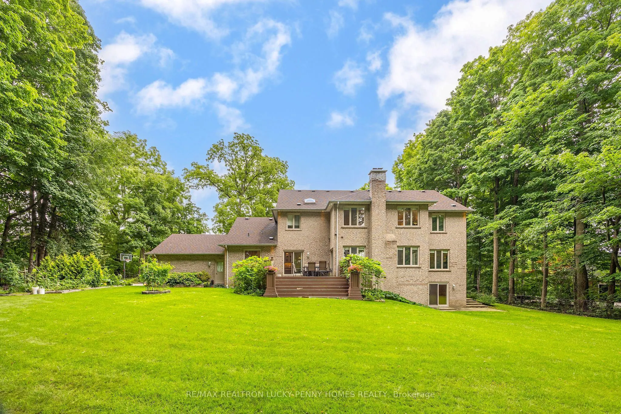 10 Walnut Glen Place