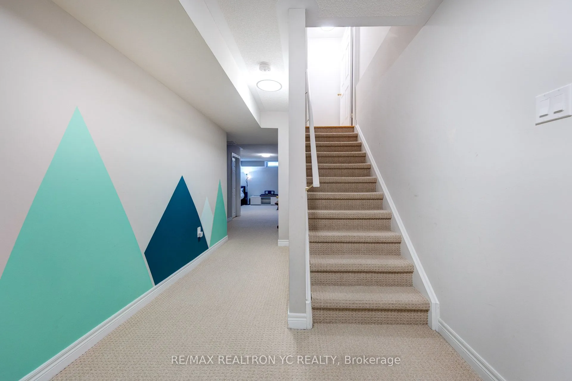 87 Chayna Crescent