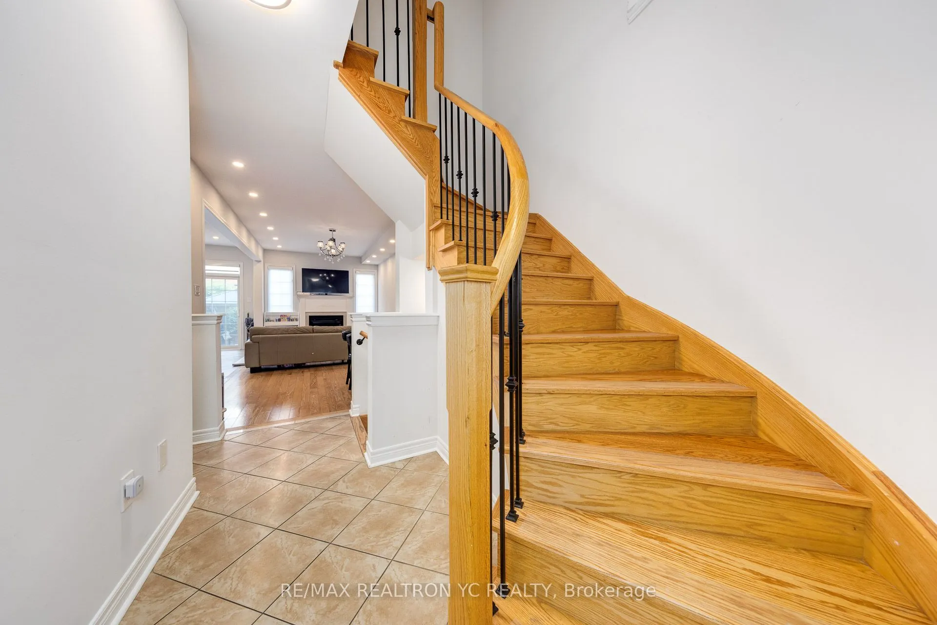 87 Chayna Crescent