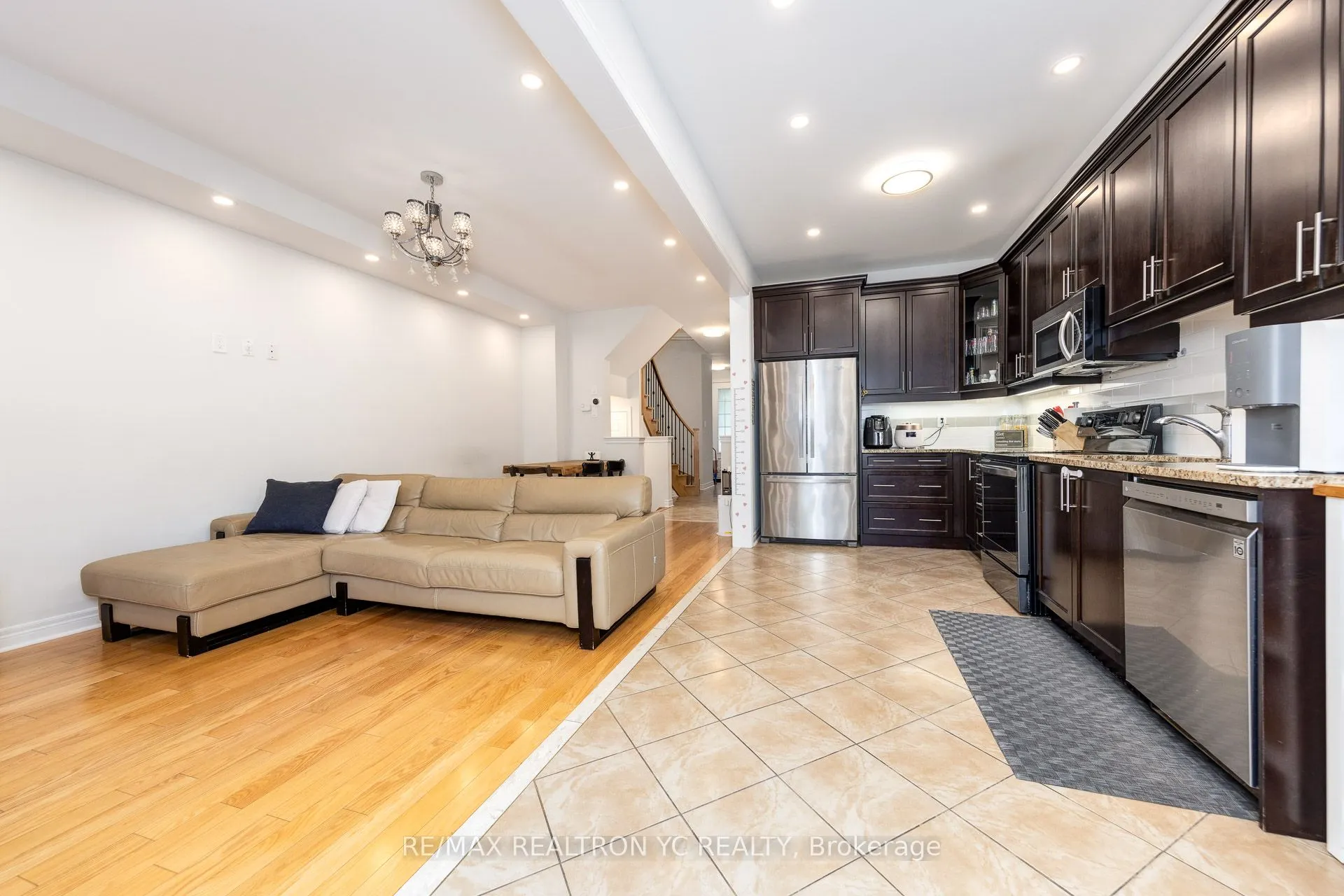 87 Chayna Crescent