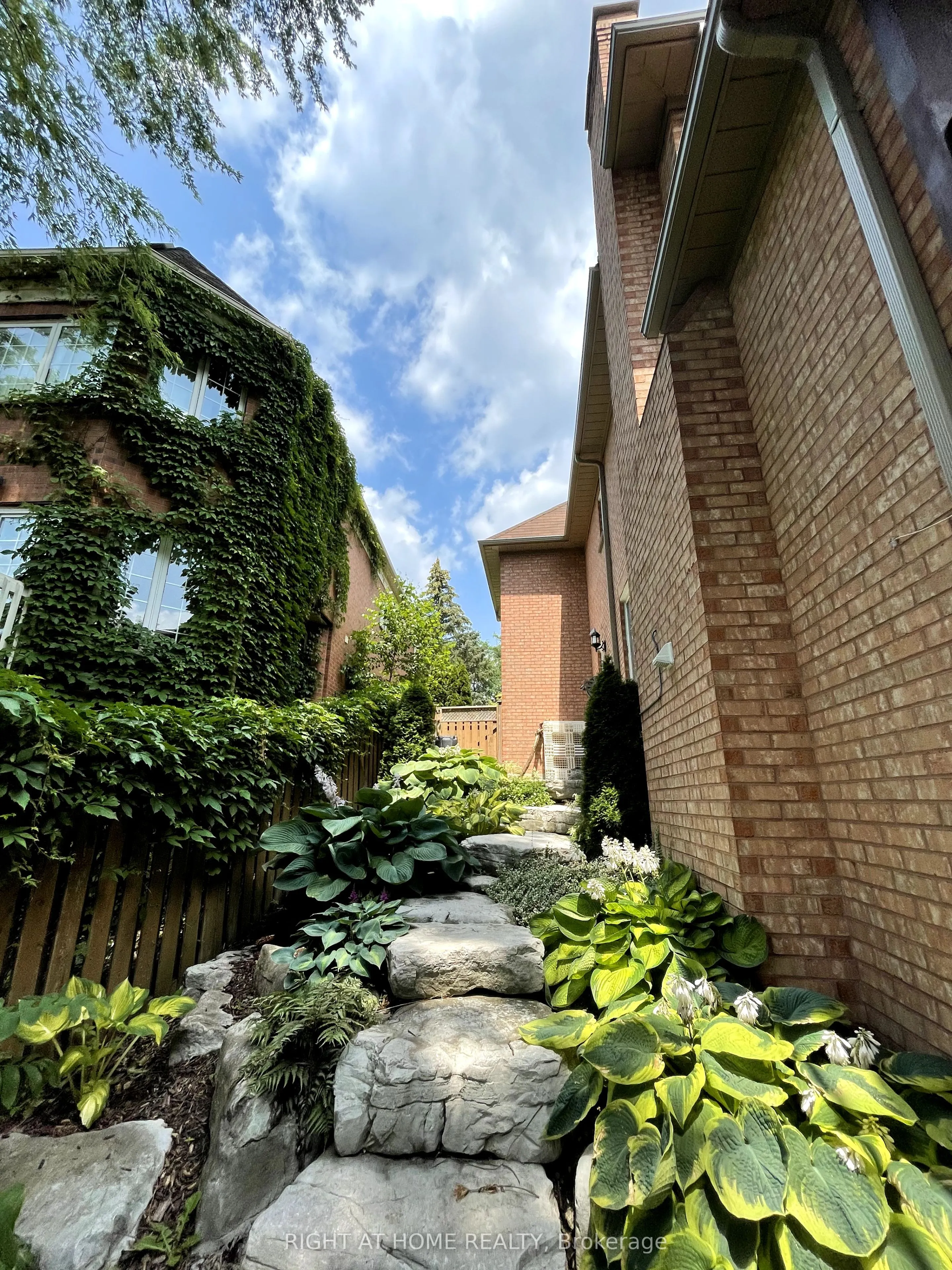 974 Creebridge Crescent