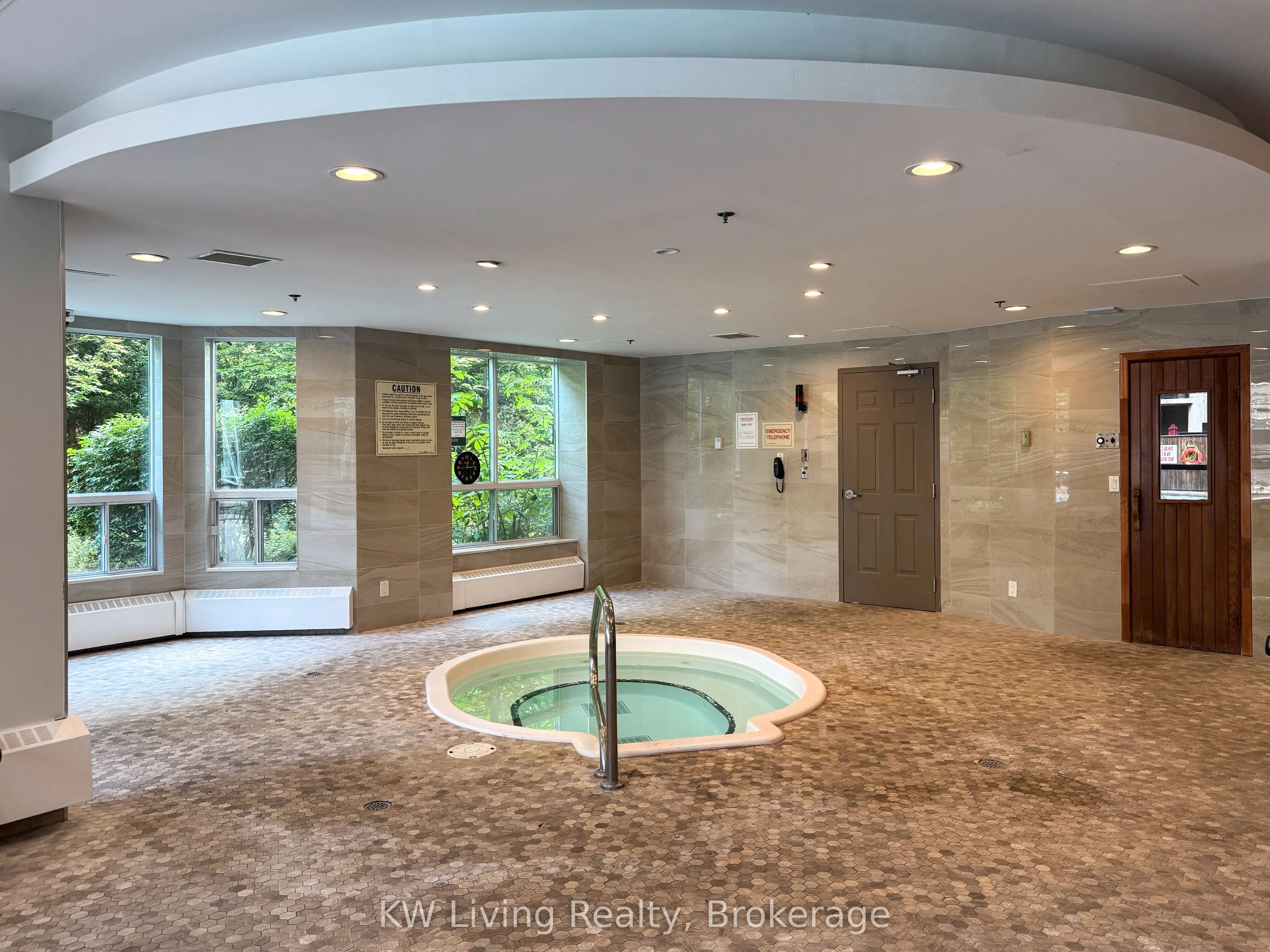 8 Maison Parc Court, #703