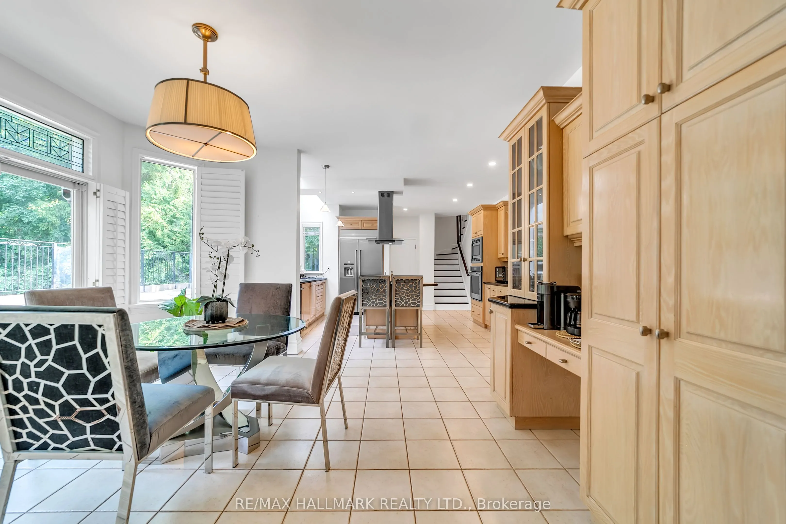 384 Kennedy Street W