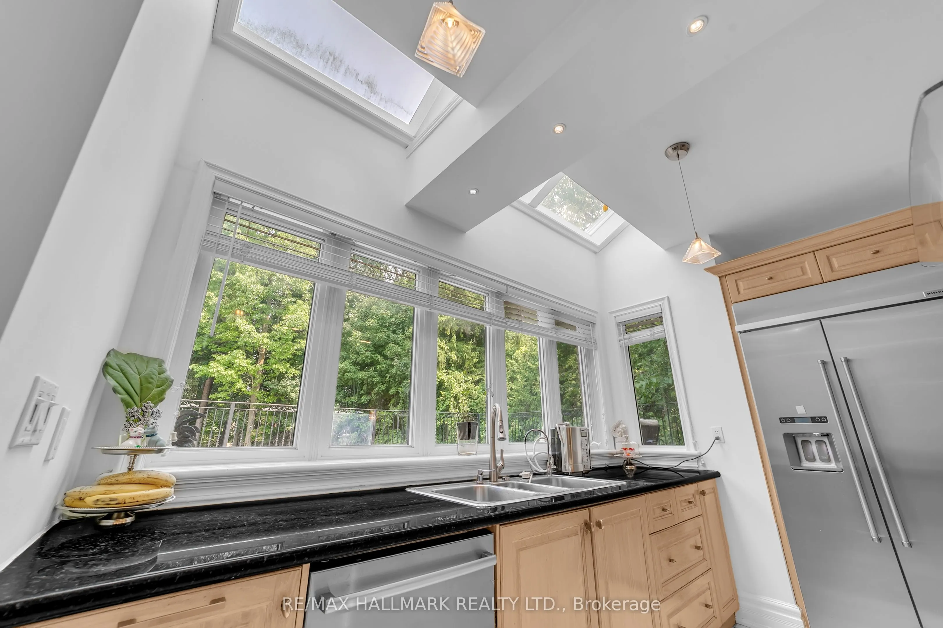 384 Kennedy Street W