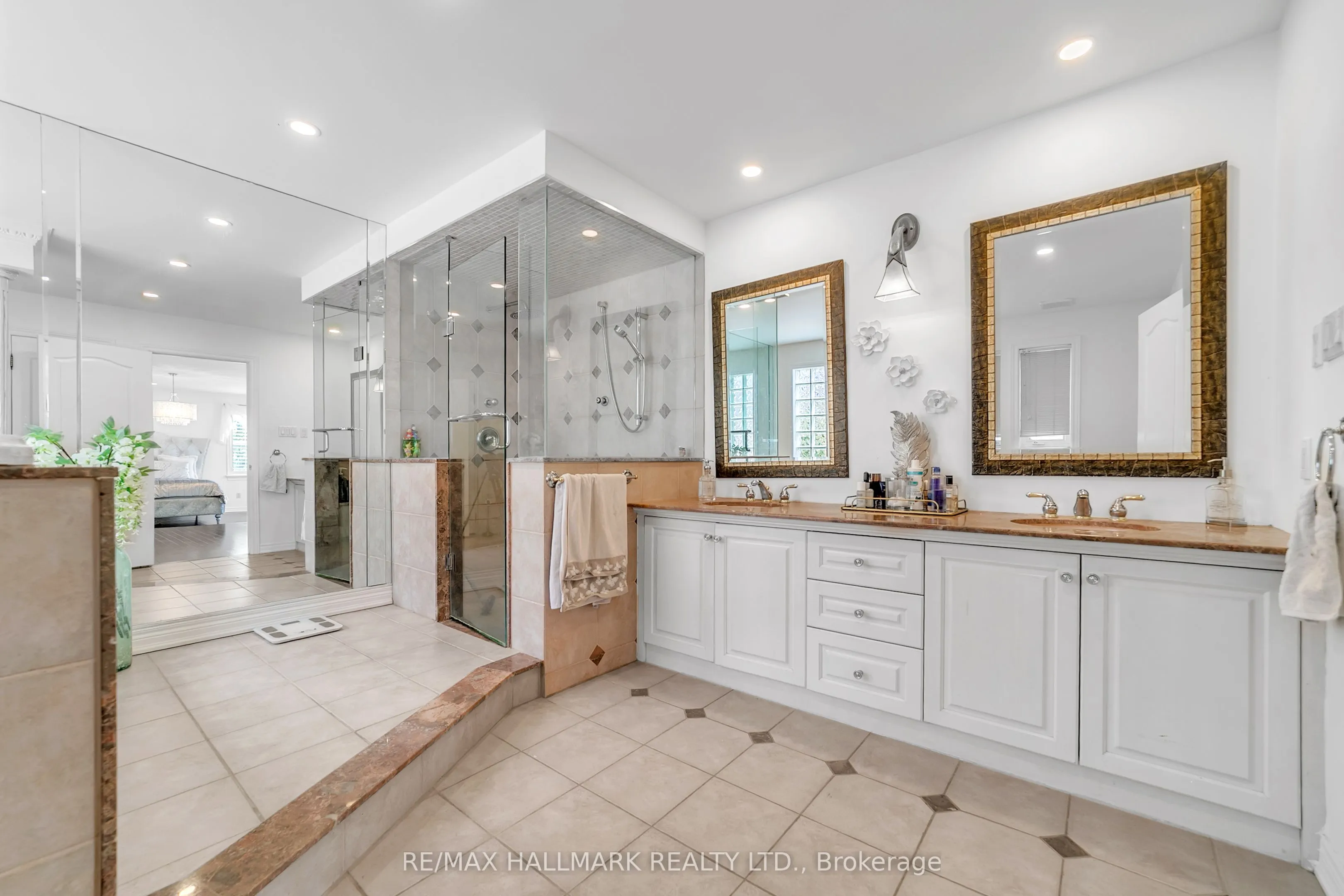 384 Kennedy Street W