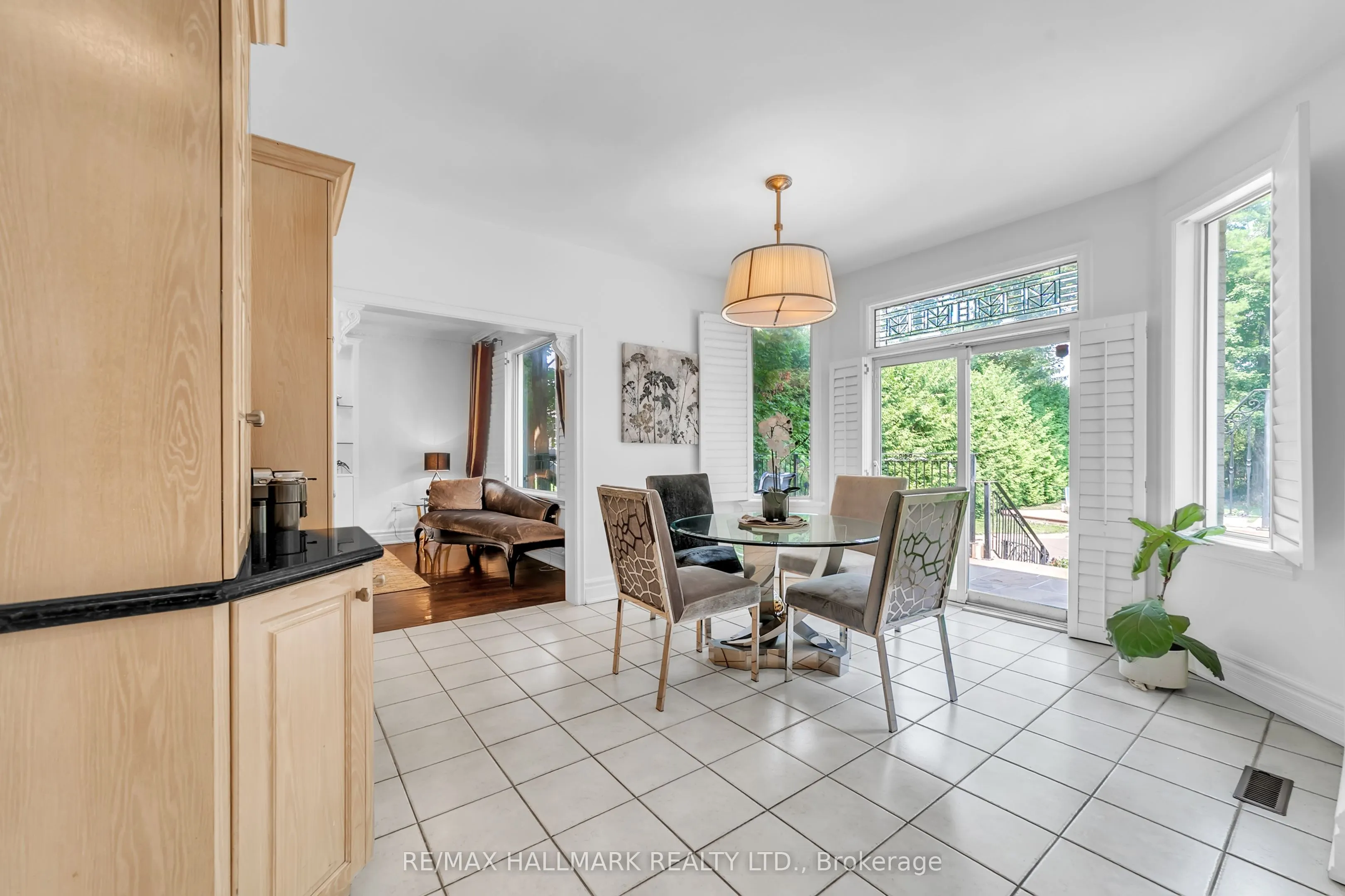 384 Kennedy Street W