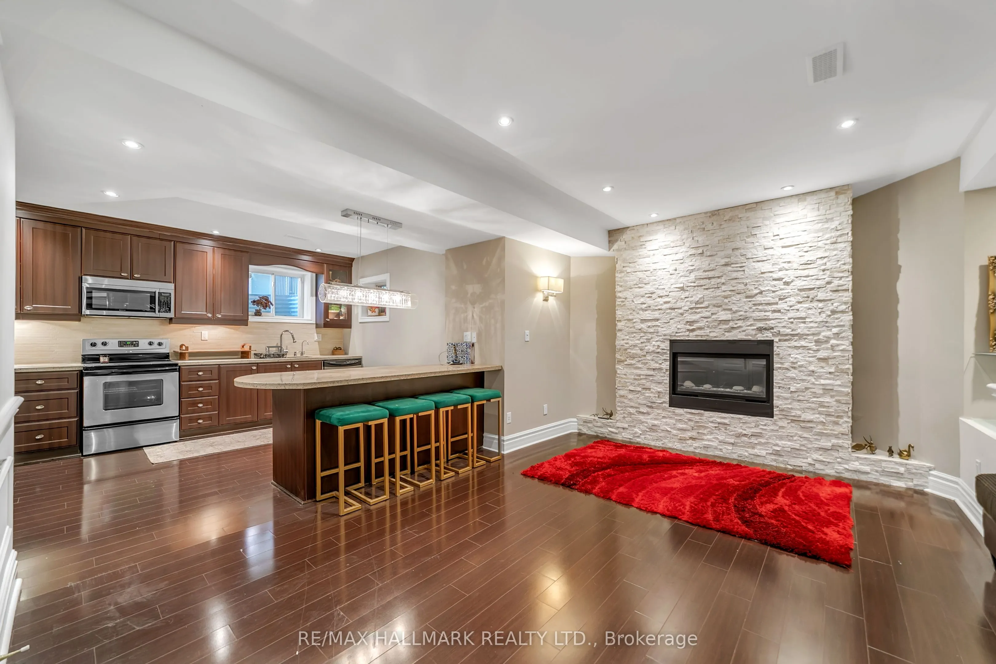 384 Kennedy Street W