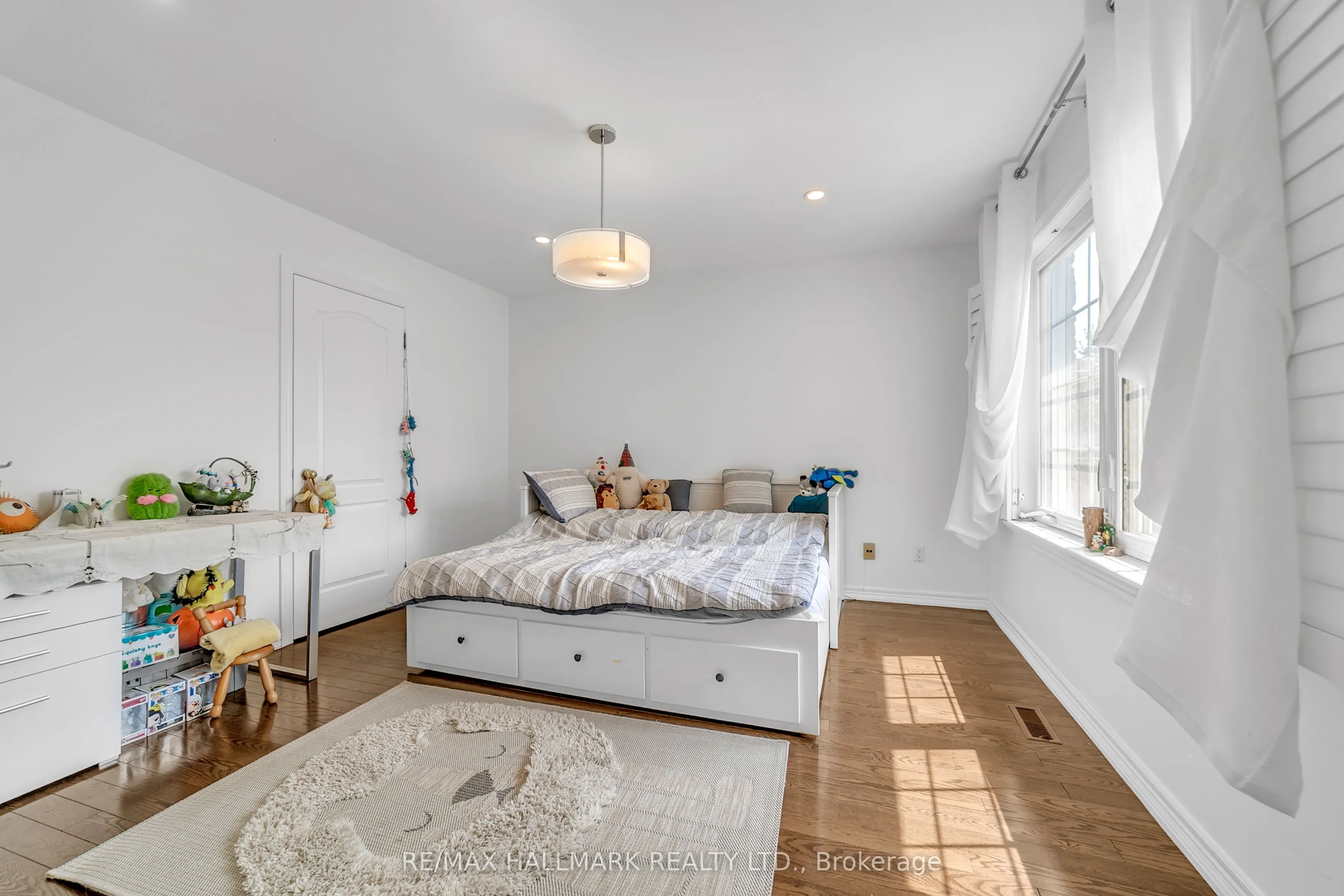 384 Kennedy Street W