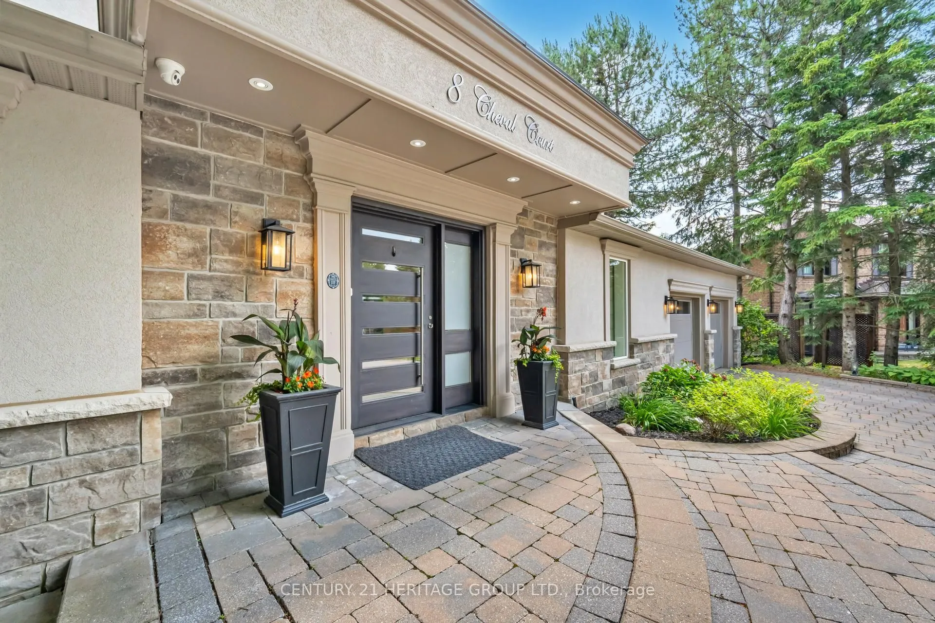 8 Cheval Court