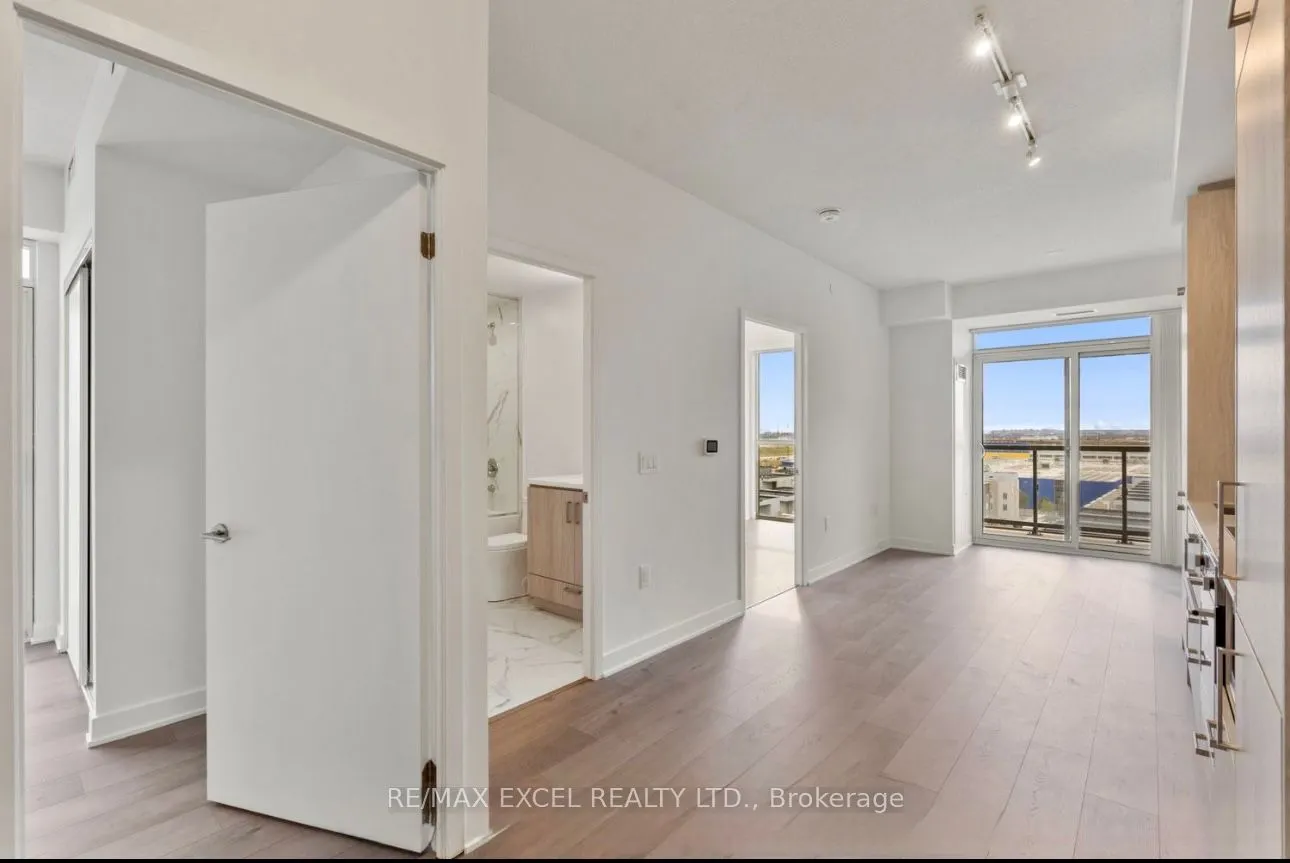 60 Honeycrisp Crescent, #820