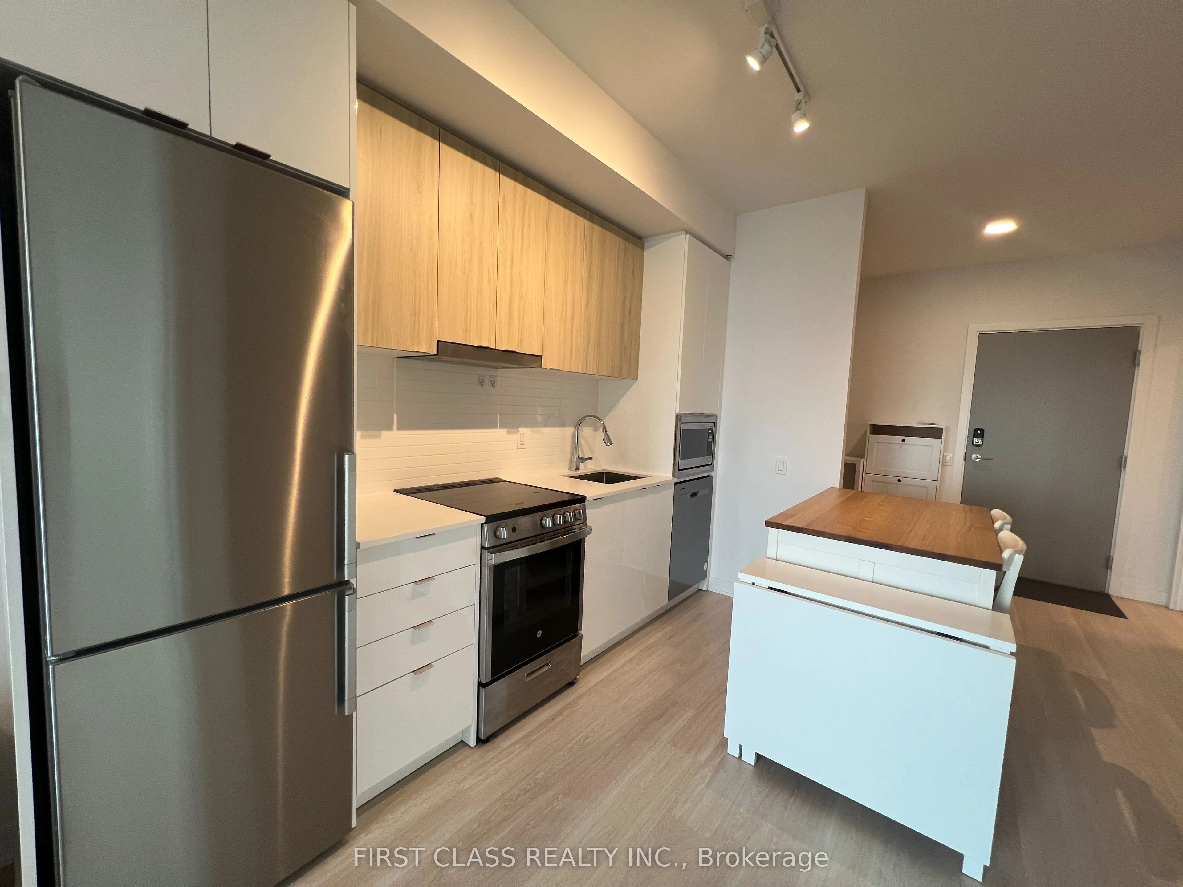 50 Upper Mall Way, #2404